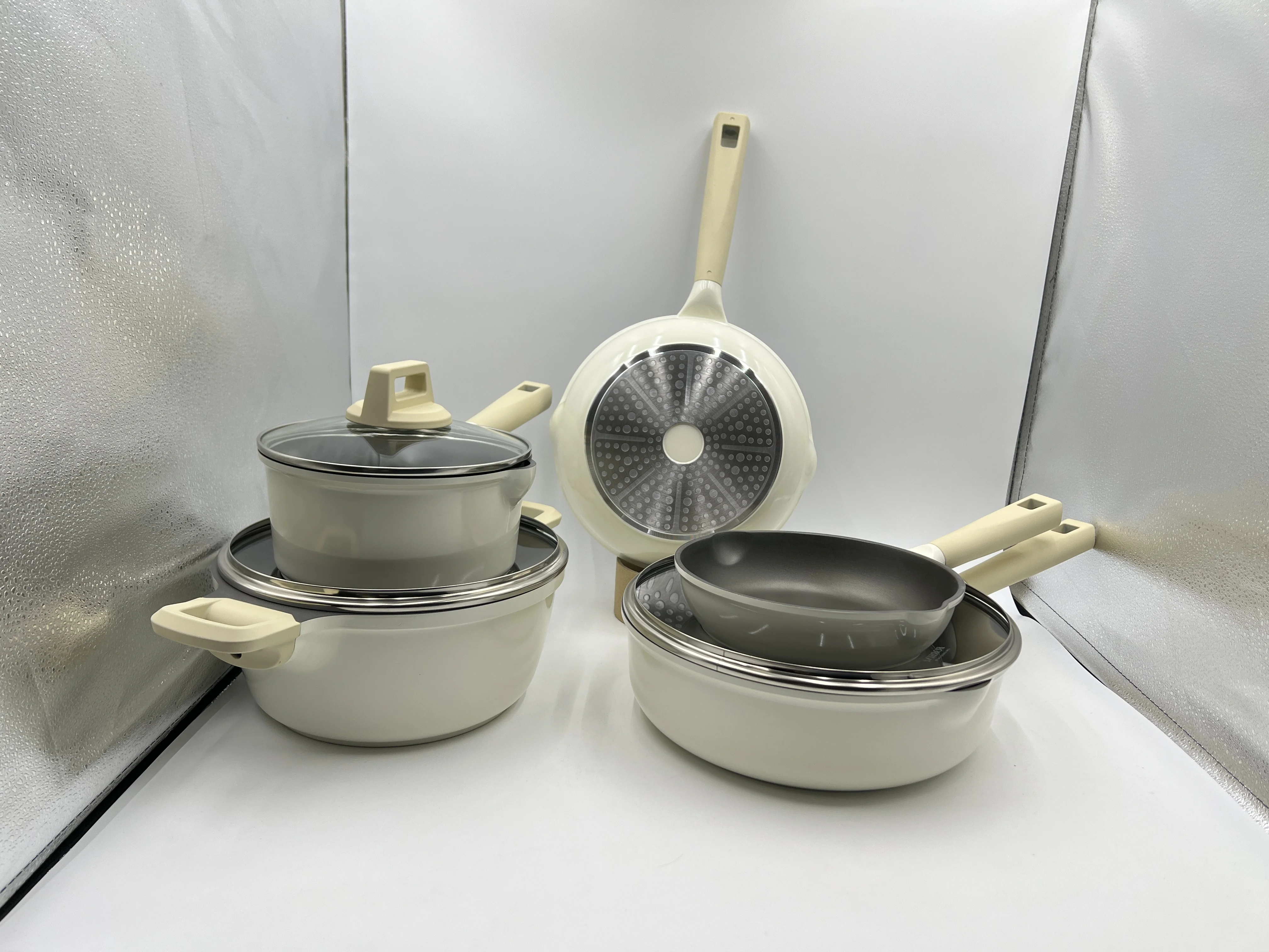 New Arrival Sustainable Metal Aluminium Nonstick Cooking Fry Pan with Tempered Glass Lid and round Handle Saute Pans
