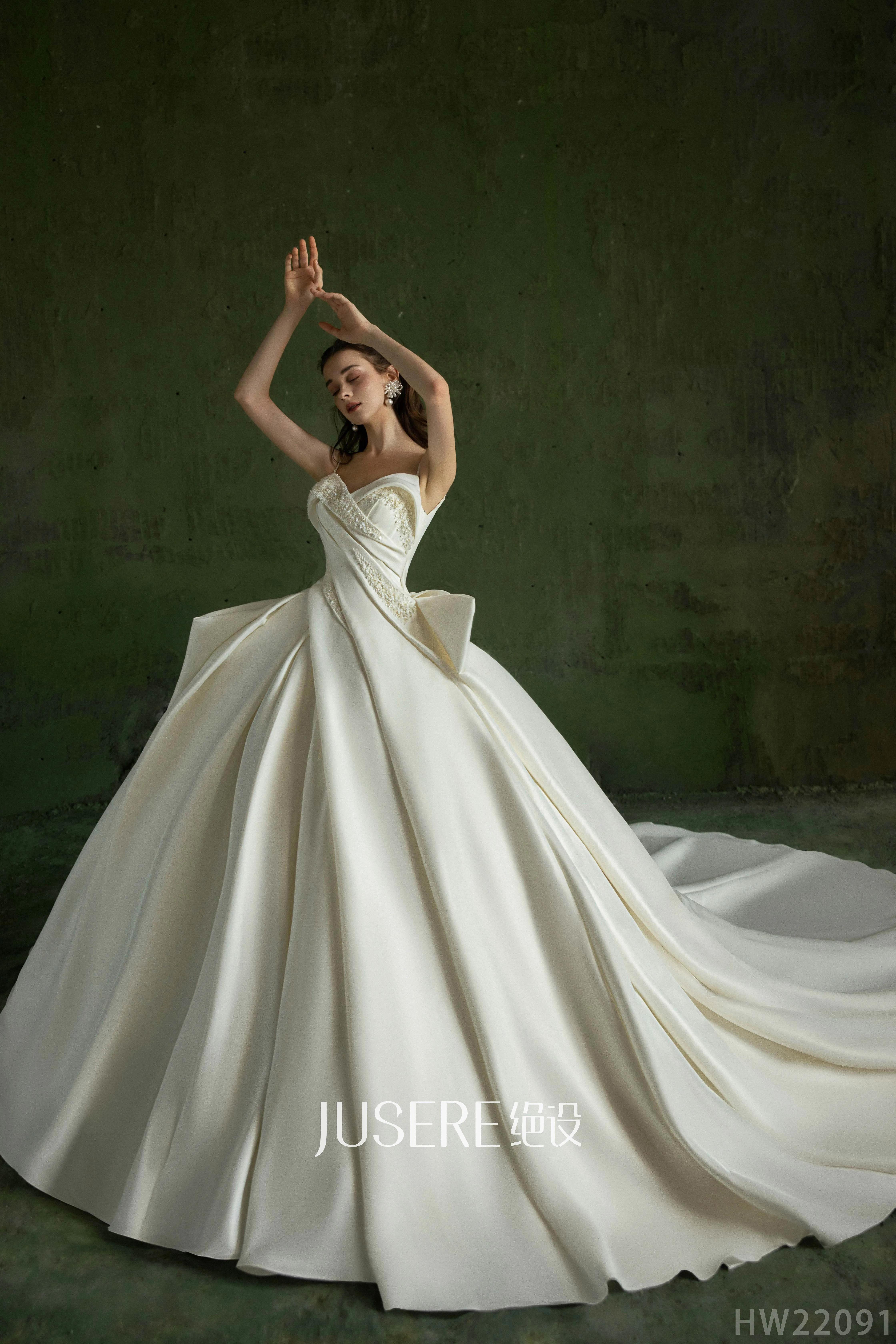 New collection spaghetti strap pleats bodice heavy beads ball gown wedding dress elegant satin bridal gown