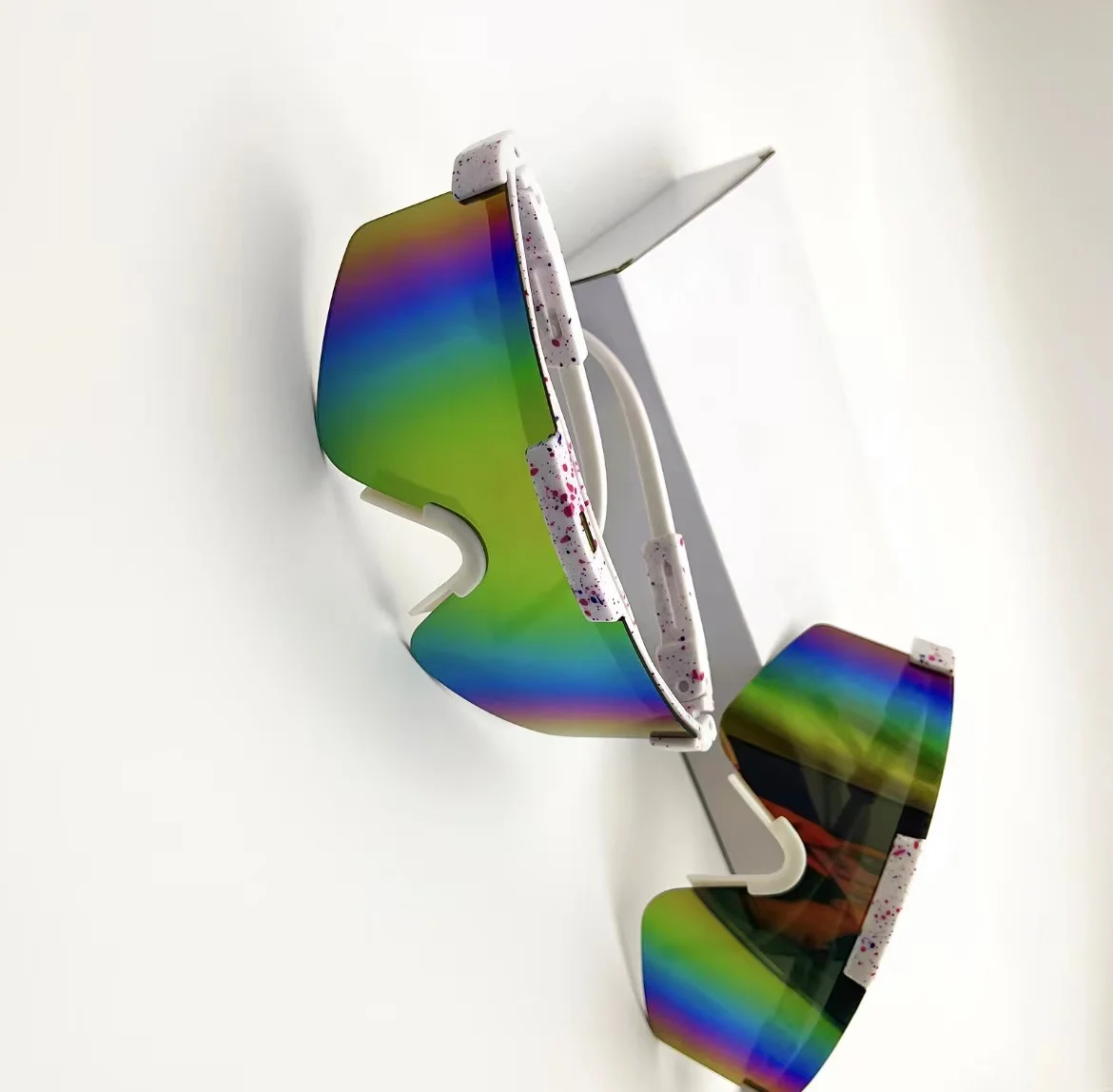 Fashionable sports glasses with PC lenses for eye protectionModern protective eyewear for cycling and outdoor sports