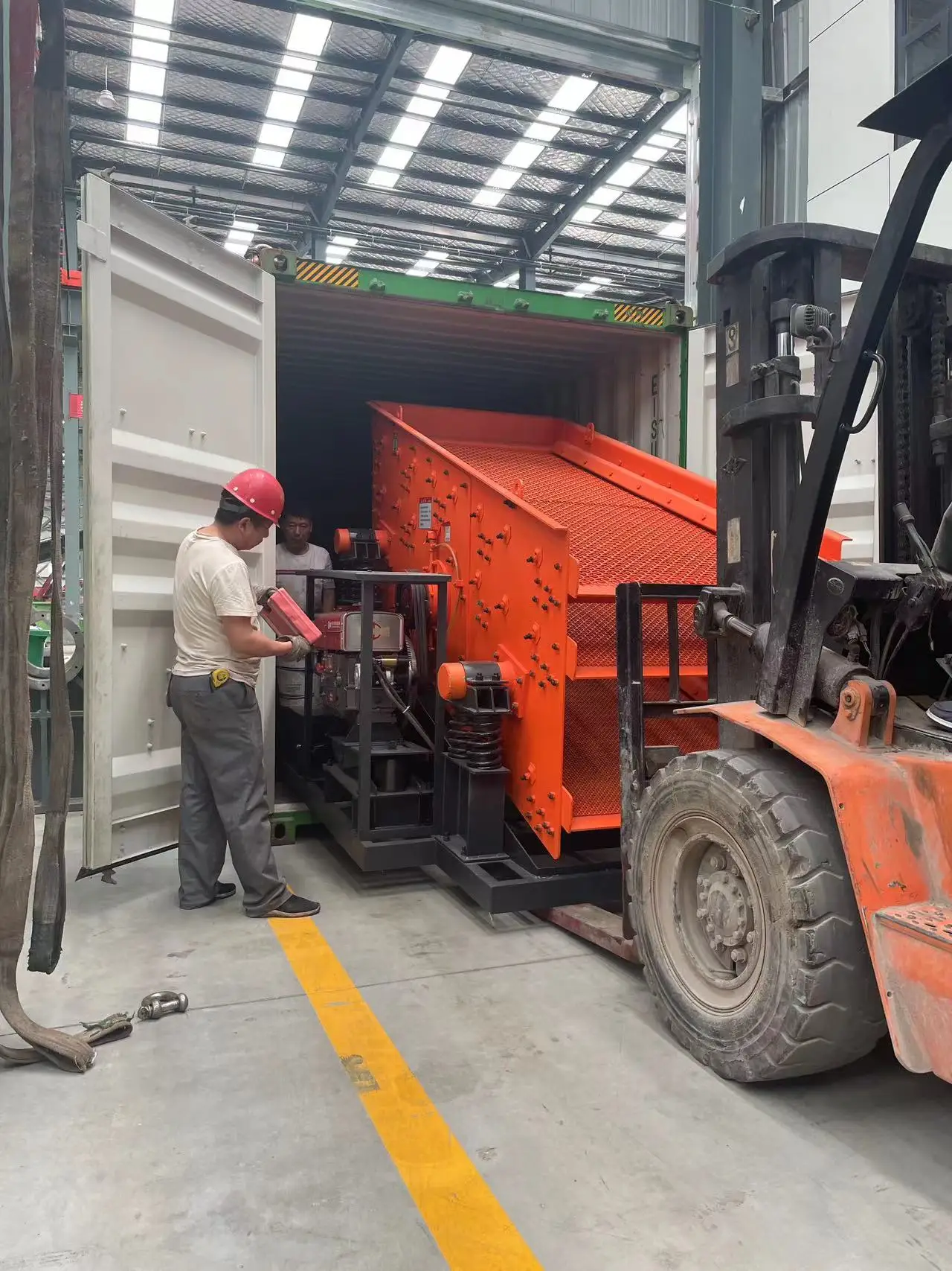 Diesel Hot vibrating screen price in China rock sieving machine charcoal vibrator screen machinery