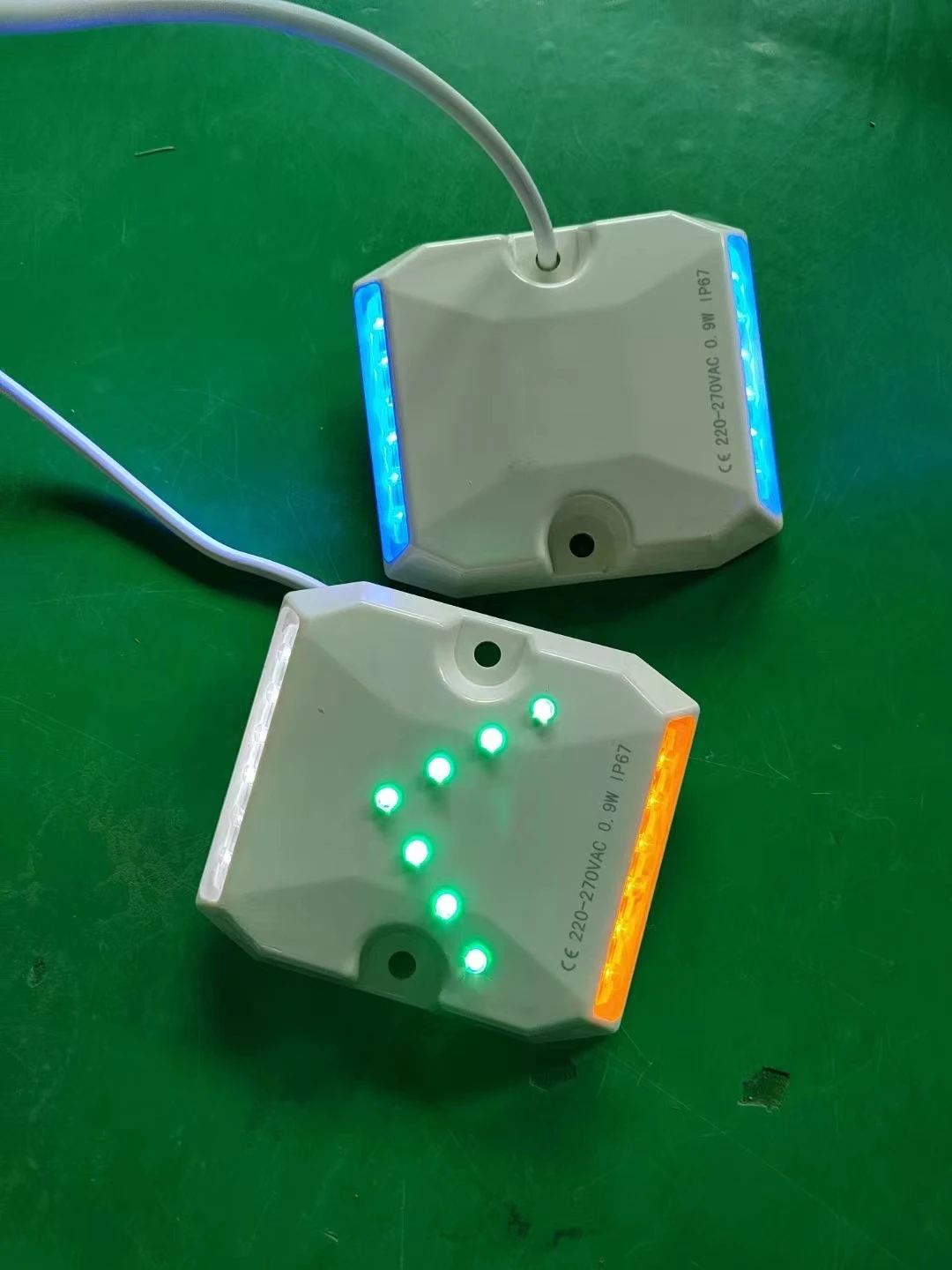 DC 24V/12V tunnel with line studs IP68 plastic wired cable with arrow LED road studs