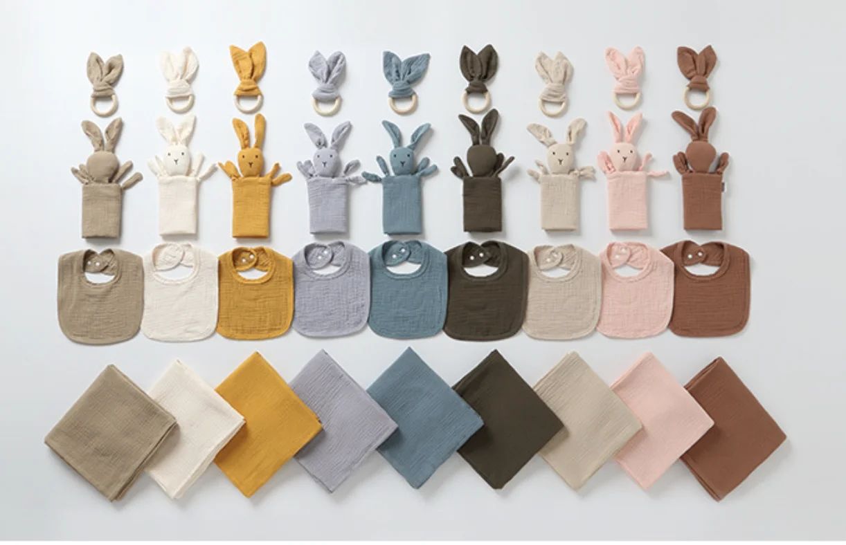 2023Cotton Infant Wrap Newborn Shower Gift Set Soft Bamboo Baby Muslin Swaddle Blanket Set Teething Baby Rattle Wood Comfort toy