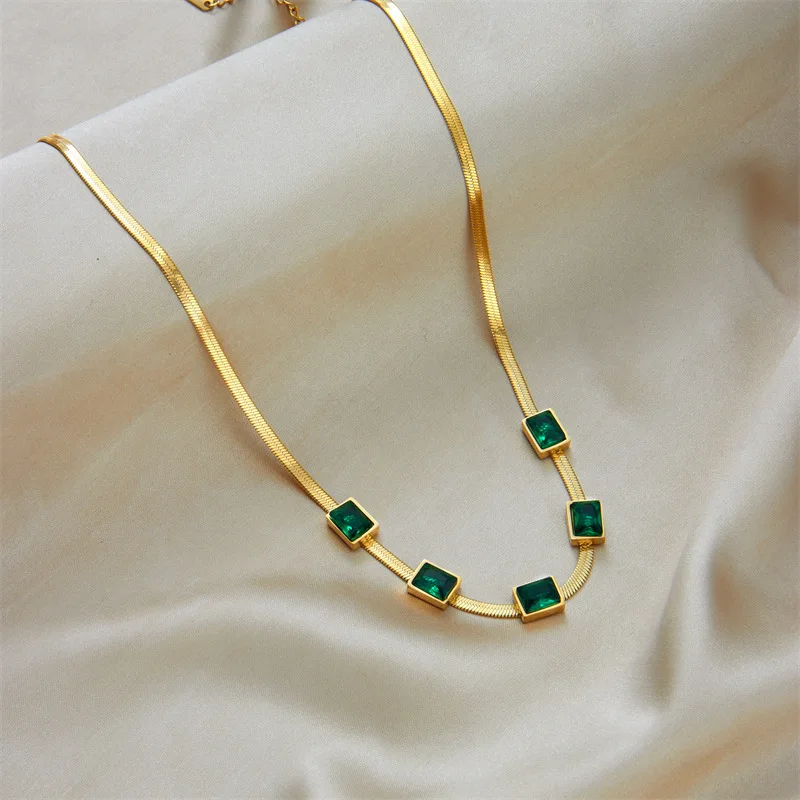 Premium Luxury Titanium Steel Emerald Bracelet and Neck Chain Retro Fashion with Gold Plating for Gift or Party Suit