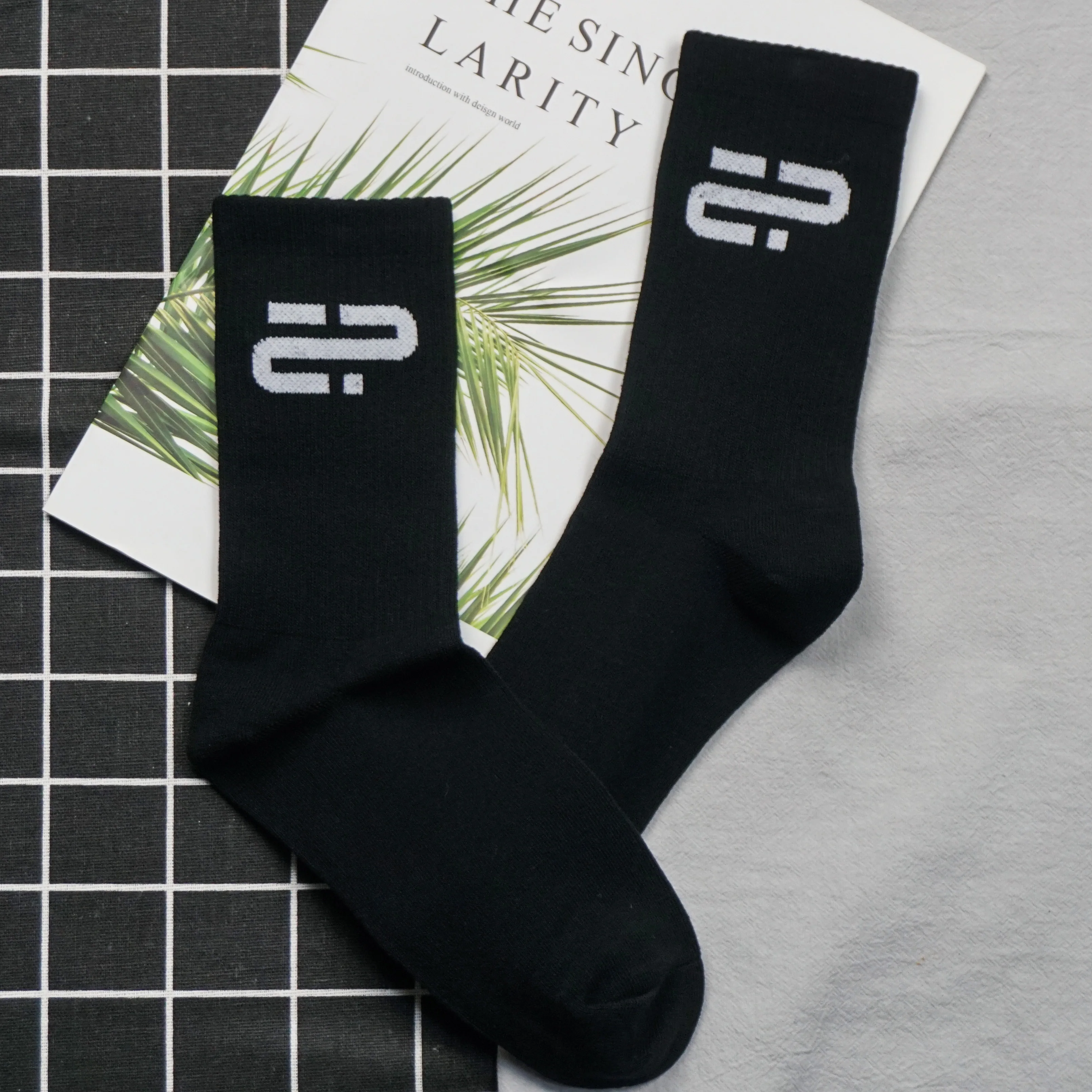 Hellosport Hot Selling Creative Custom Design Cotton Popular Logo Men Skateboard Casual Knitted Jacquard Socks