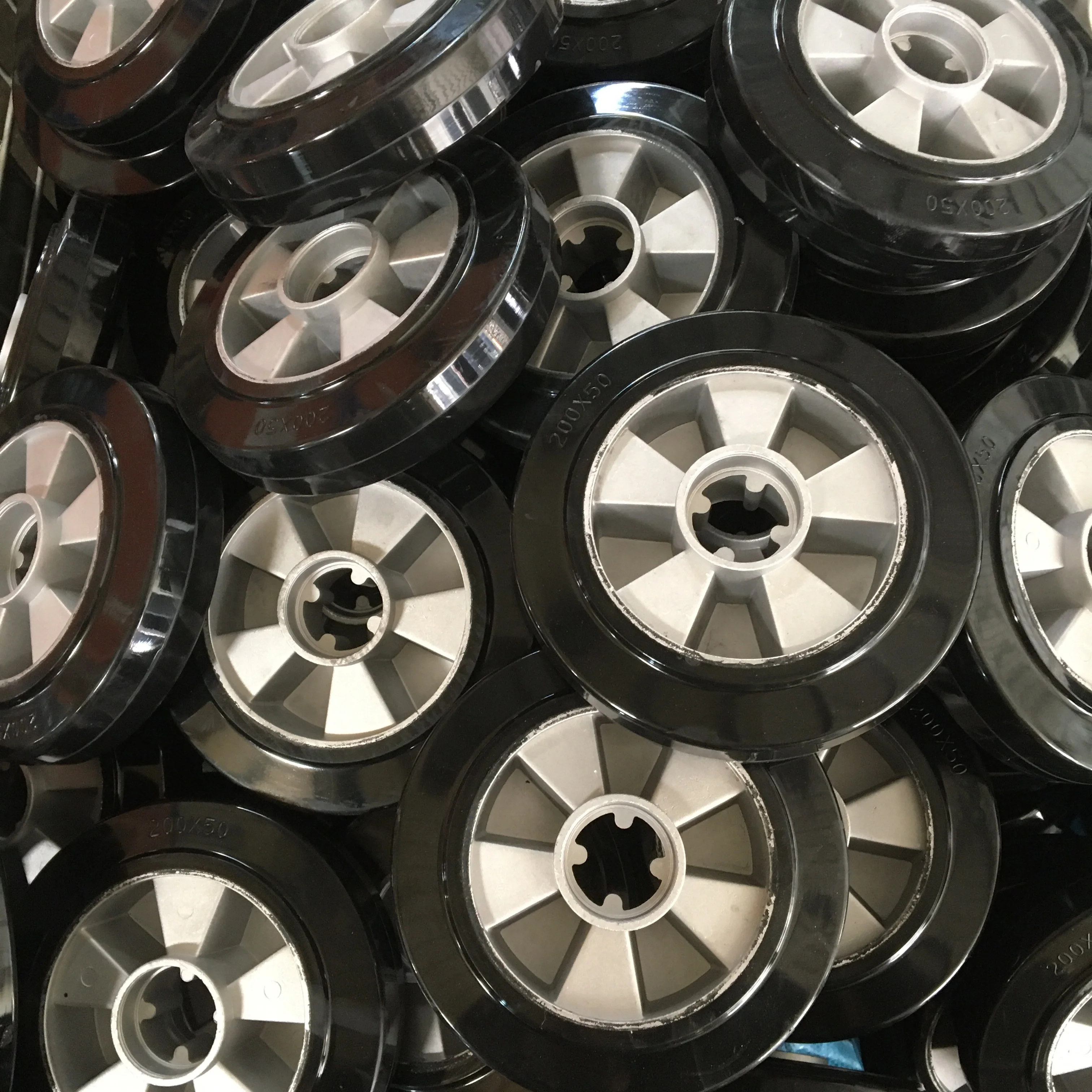 Guangdong manufacture high quality heavy duty aluminum core 4 5 6 8 10 inch Rubber caster wheels 7 inch trolley wheel