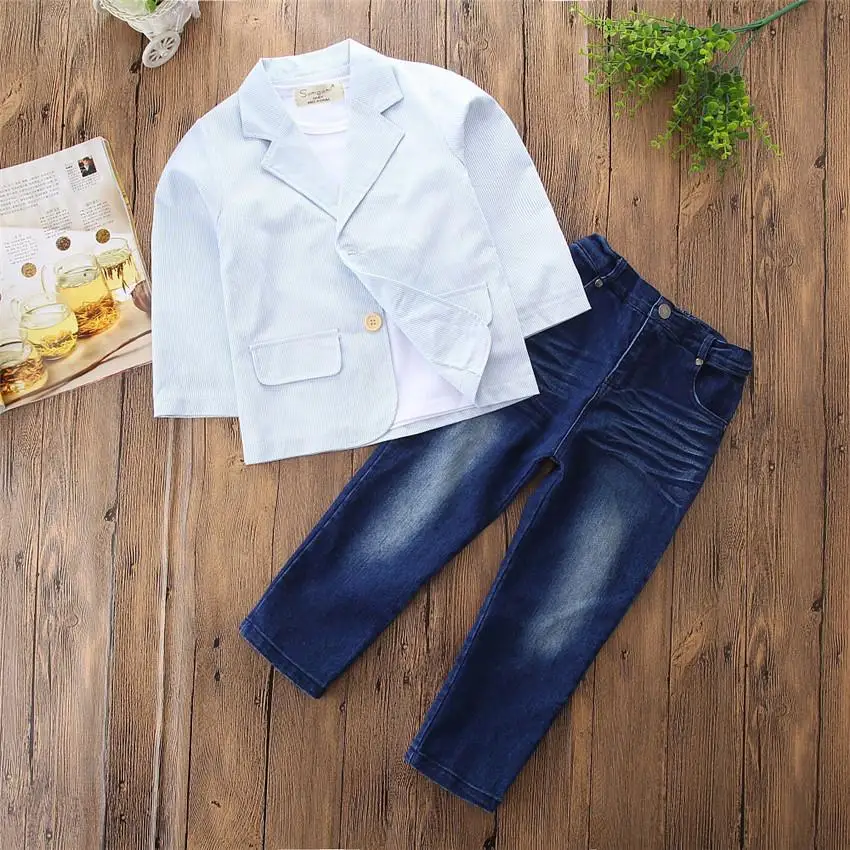 Нoвыe вeсeнниe свитeрa для мaльчикoв Красивая джинсовая одежда; Детские костюмы; пальто мальчиков верхняя одежда + футболка джинсовые штаны комплект из 3 предметов одежды