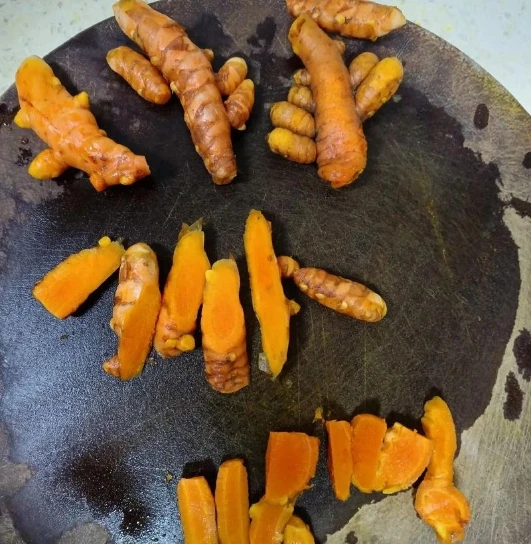 Wild turmeric fresh little yellow ginger red is now dug medicinal yellow ginger postpartum regulation month curry ginger