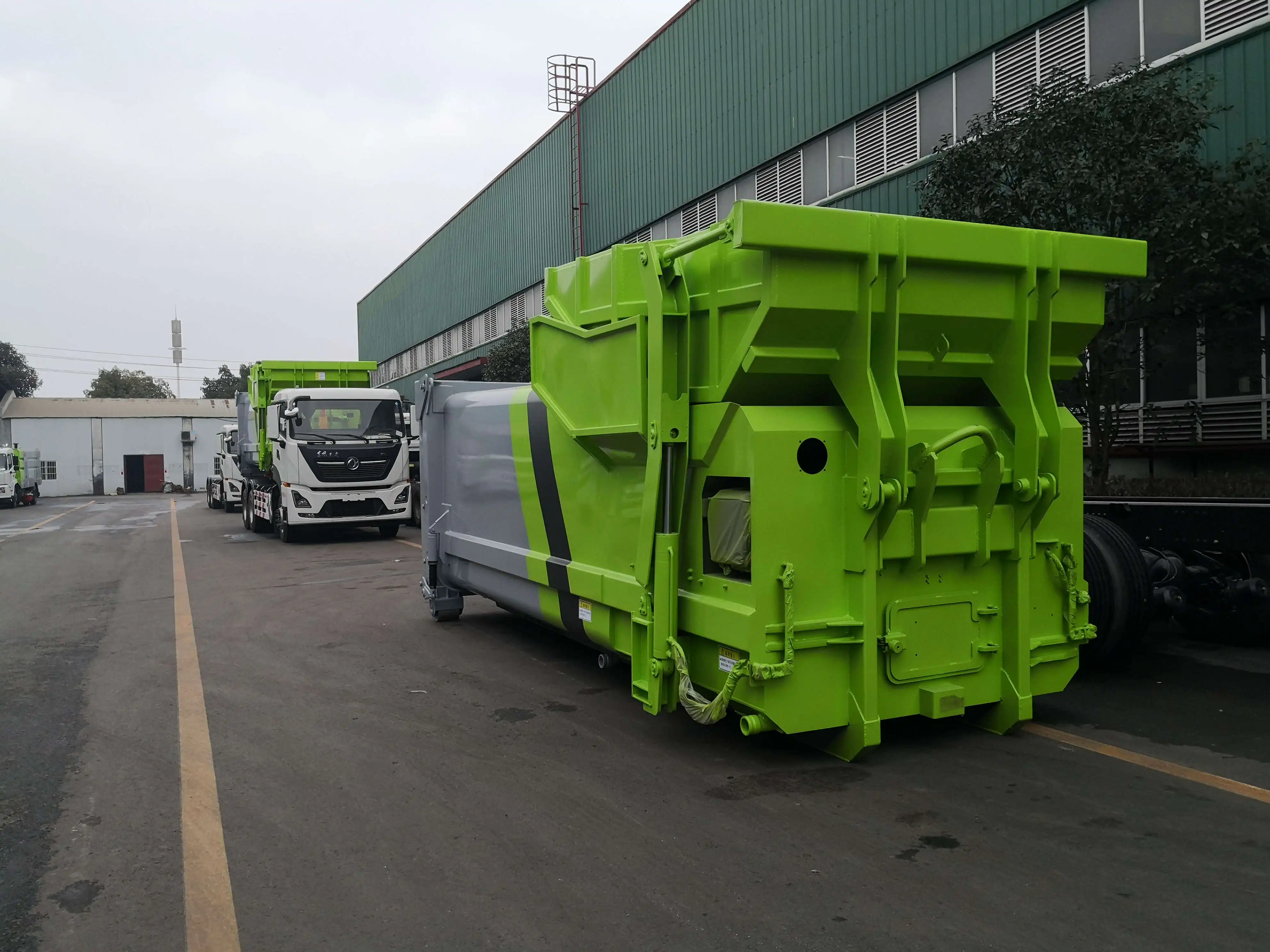China Manufacturers 18cbm Mobile Compressed Garbage Station Hook up Garbage Trucks for Sale