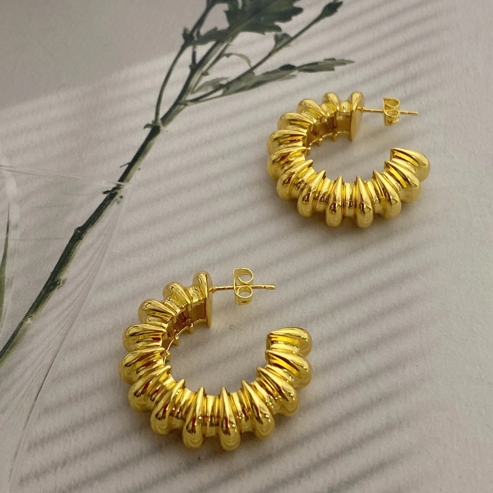 New Design Ridge Personality Fashion 18K Gold Plating Jewelry For Women Spring Shaped Hoop Retro Round Stud Earrings