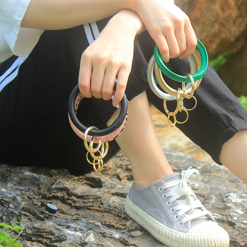 Hot Sale Monogrammed Large O Bangle Keyring Disc Pu Leather Bracelet Wristlet Keychain