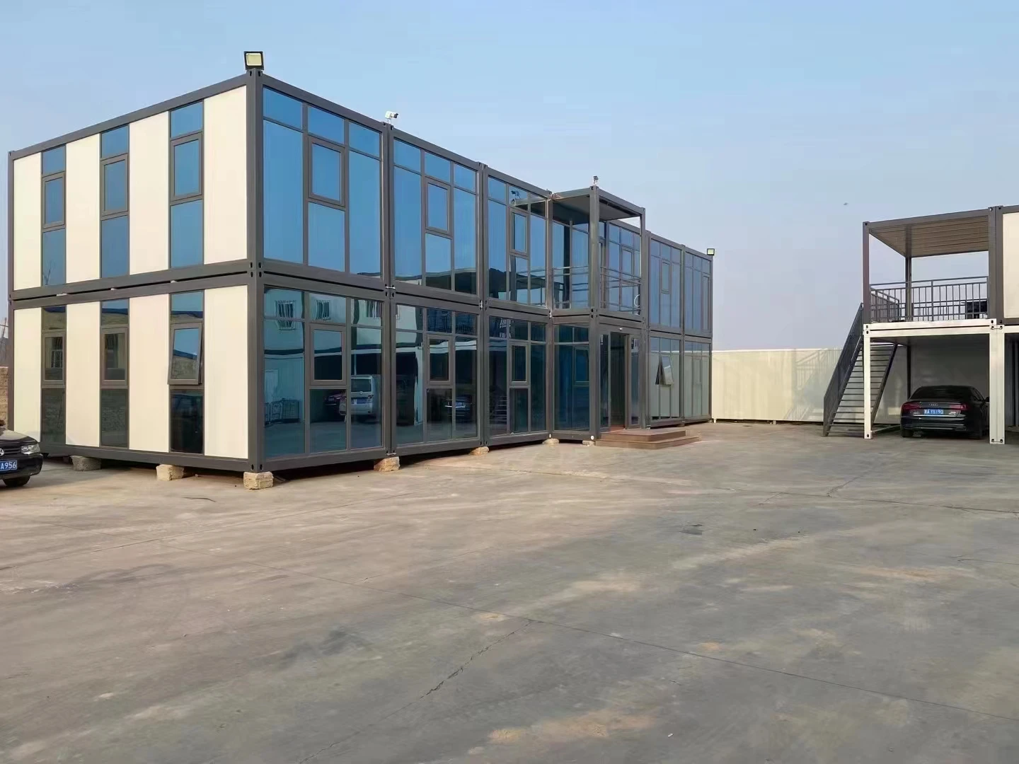 Shipping container house 20ft or 40ft or customeized cheap modern for farm Detachable Prefab house Chinese design