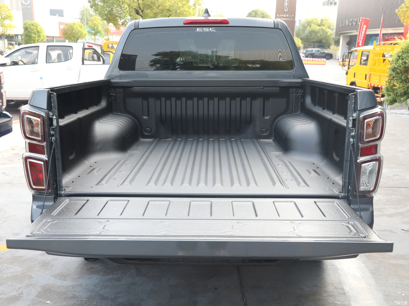 Isuzu Dmax New Car 4Wd Double Cabin Pickup With Diesel Engine Pickup Truck