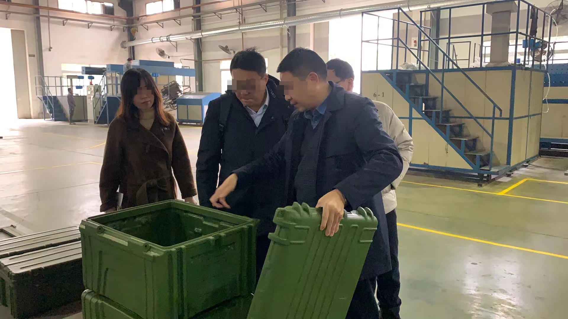 73.5x55x40 cm  Hard Shell Plastic Peli-can Trolley Case with Wheels LG-745540