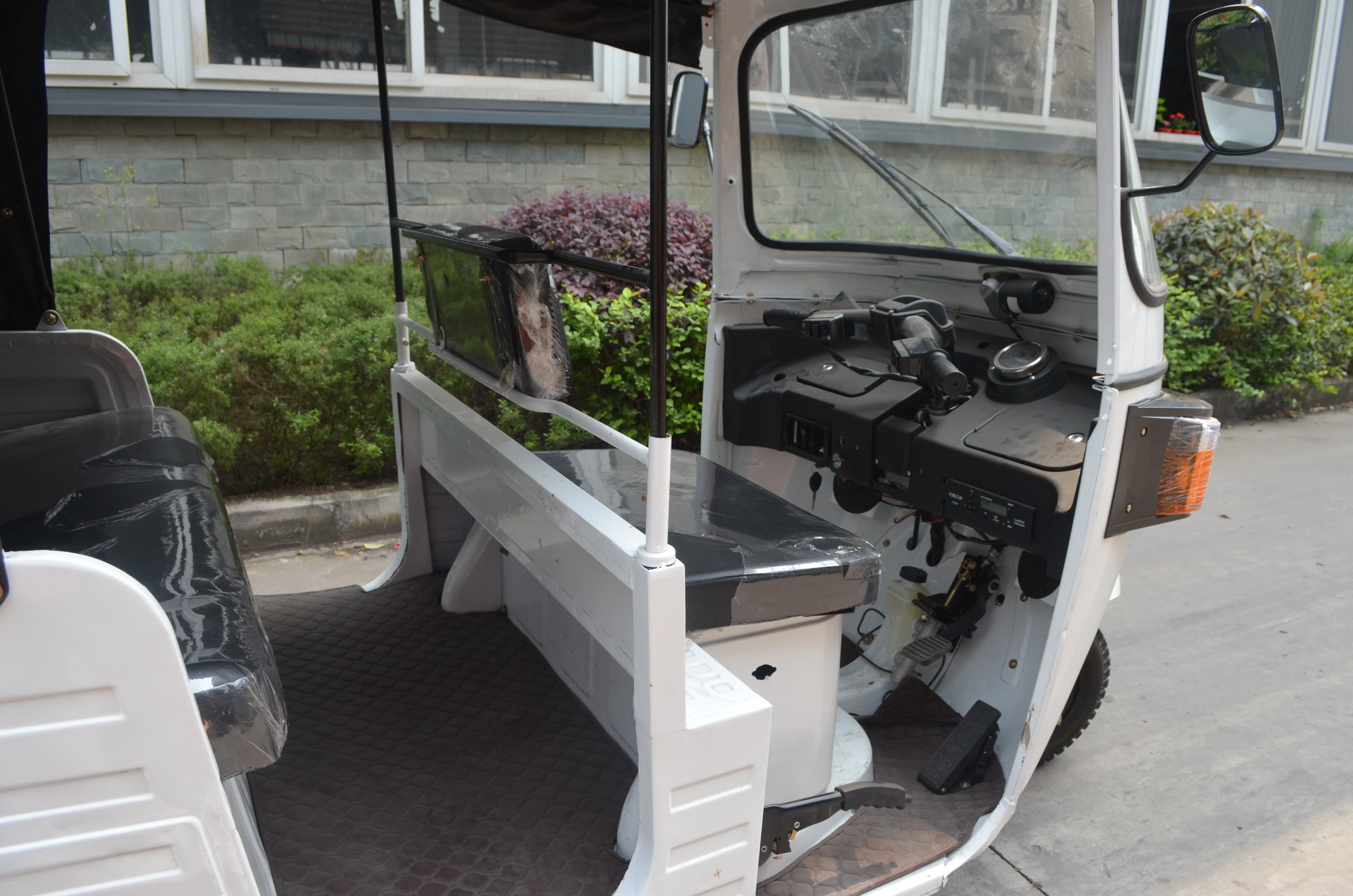 bajaj 3 passengers 2 row bajaj passenger tricycle/three wheel motorcycle for passenger