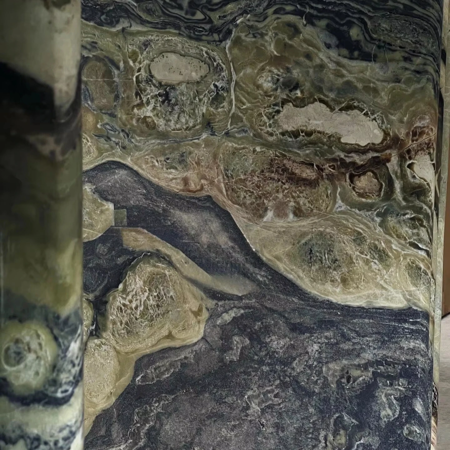 HZX Dark Green Marble Staircase Tile Luxury Natural Stone for Villa Decoration Tea Table Top Dining Outdoor Use for Hotels