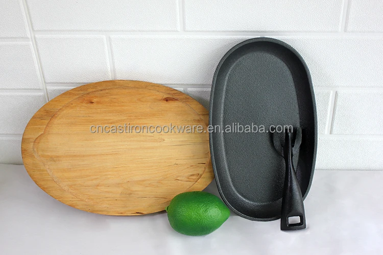 Pre-seasoned cast iron sizzler plate with wooden base hot plate steak sizzling plate with fork