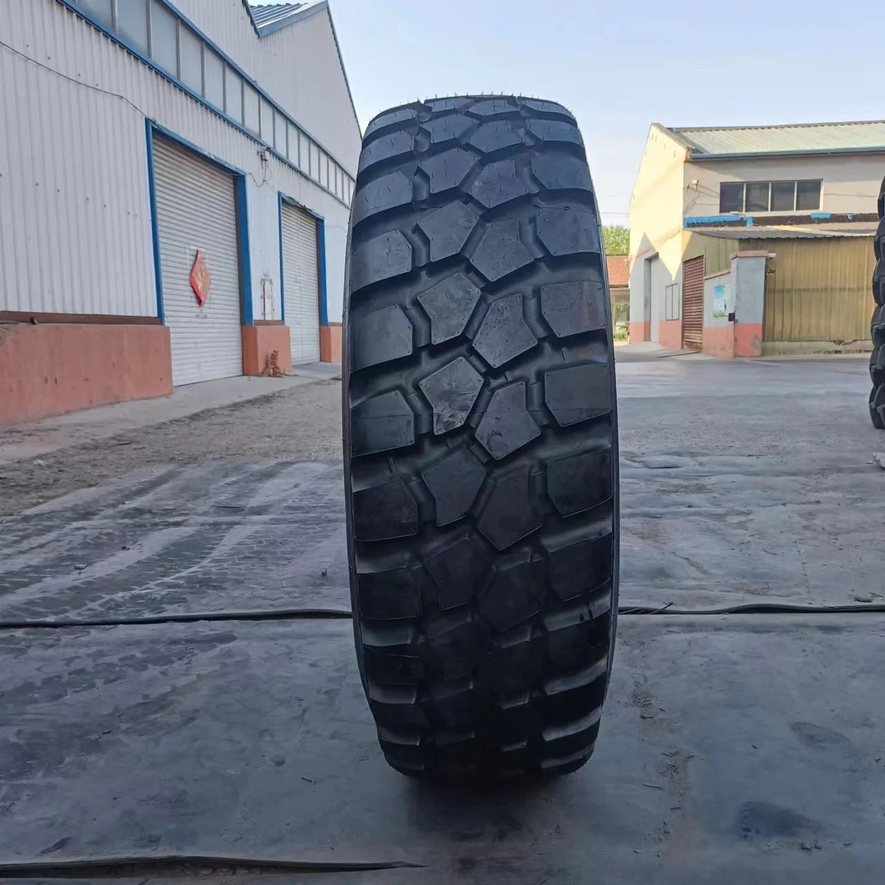 Truck Steel Wire Tyre 1400R20 16.00r20 Off-road Block Flower Tyre 12.5r20 available with underwire