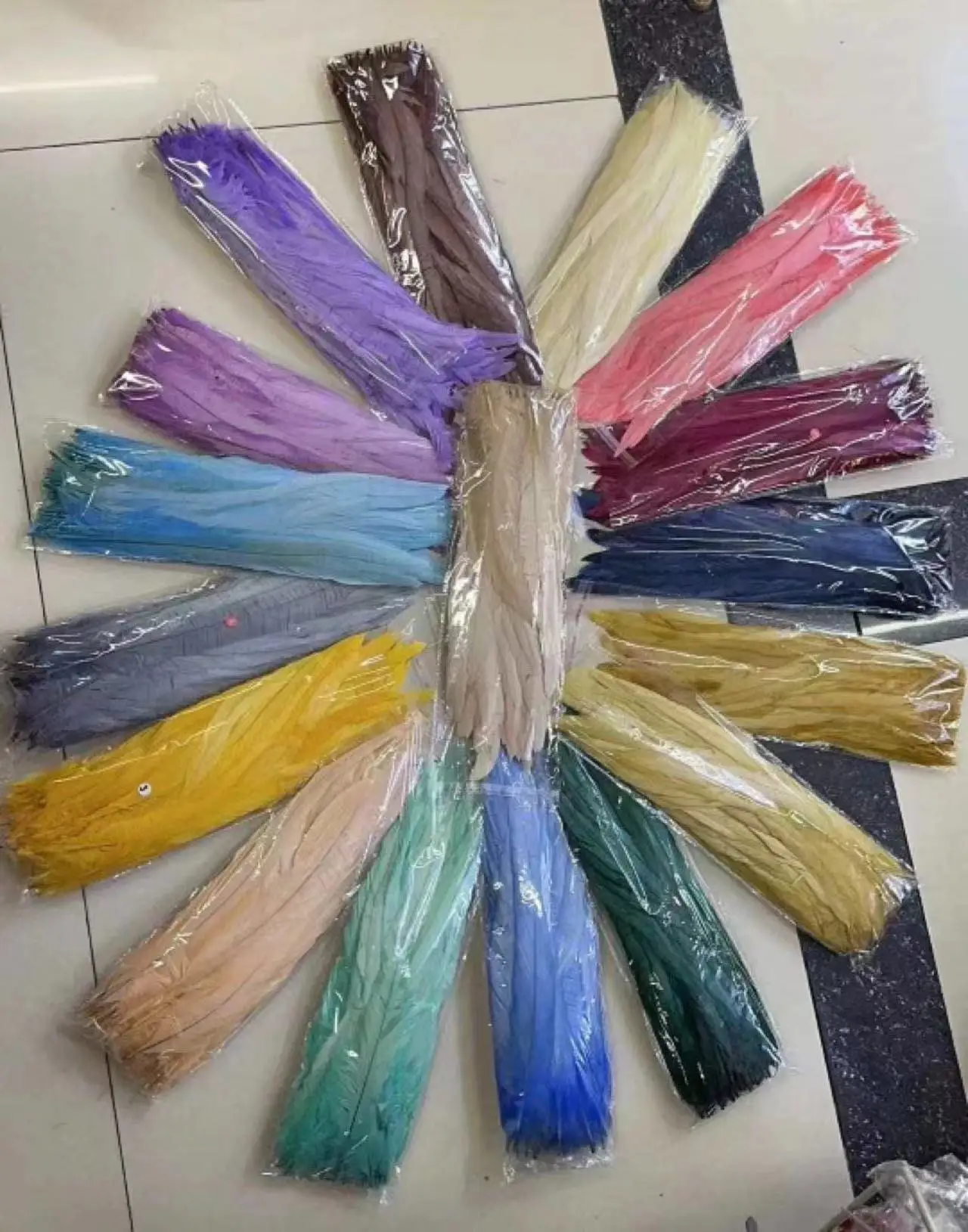 ZSY Factory Wholesale Selected 40-45 cm Bleached Dyed Rooster Tail Feathers for Carnival Costume and Samba Dance