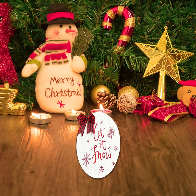 Wooden round unfinished country round wooden hollow blank card decorated with DIY crafts at Christmas.