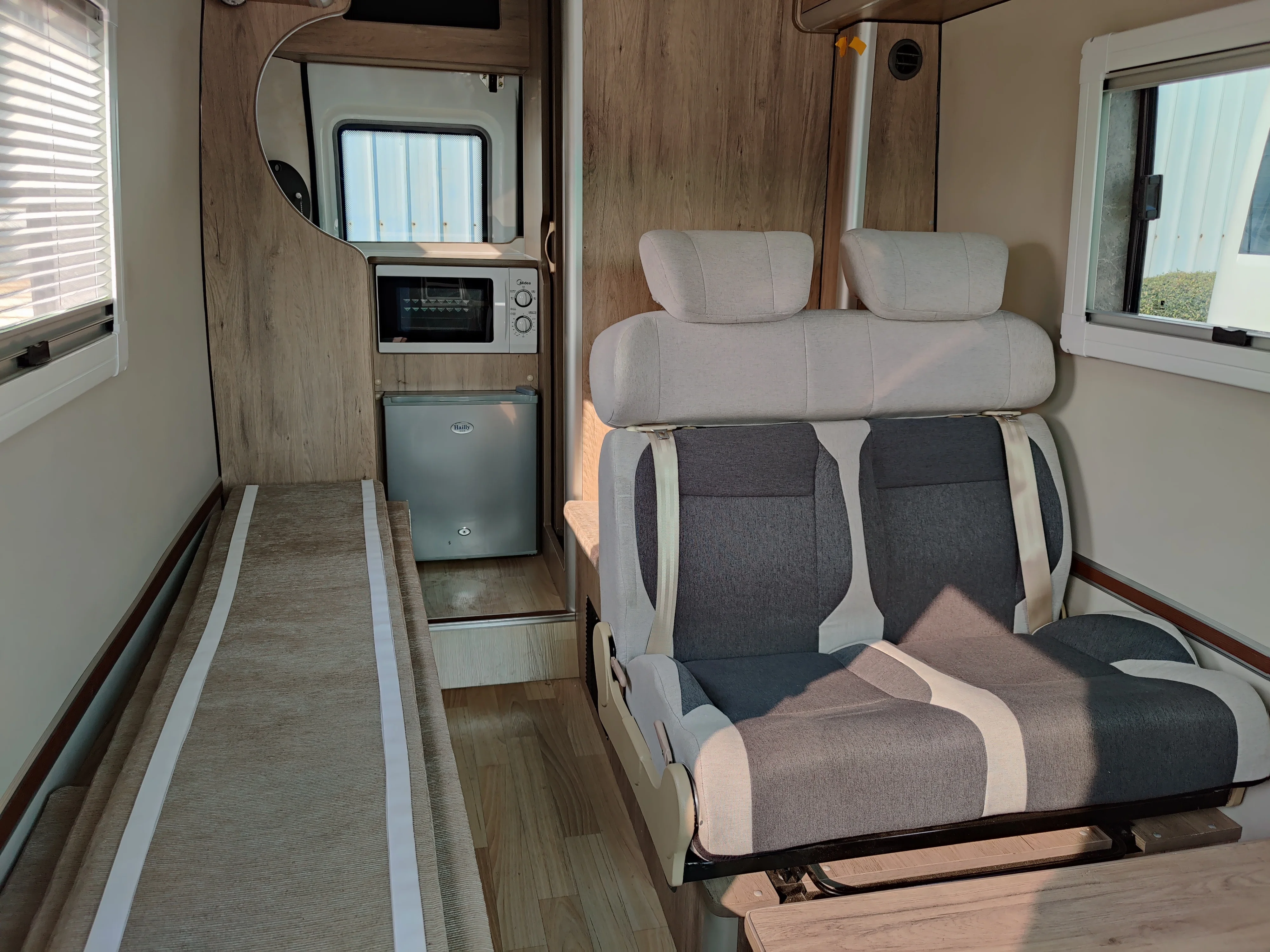 WULING Camper Home Motorhome RV Caravan Travel Trailer with Washroom Beds Sofas Table Air Container Refrigerator Cooking Kit