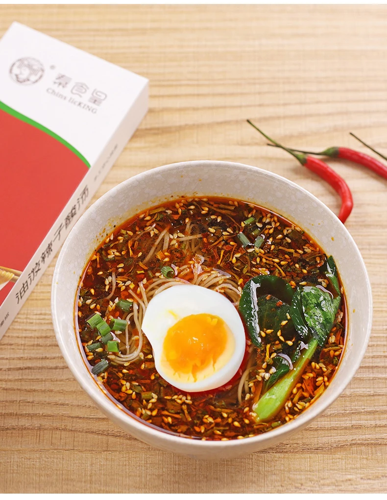 Лапша ручной работы с острой красной подливой и кислым соусом, Вегетарианская пища в фирменной упаковке