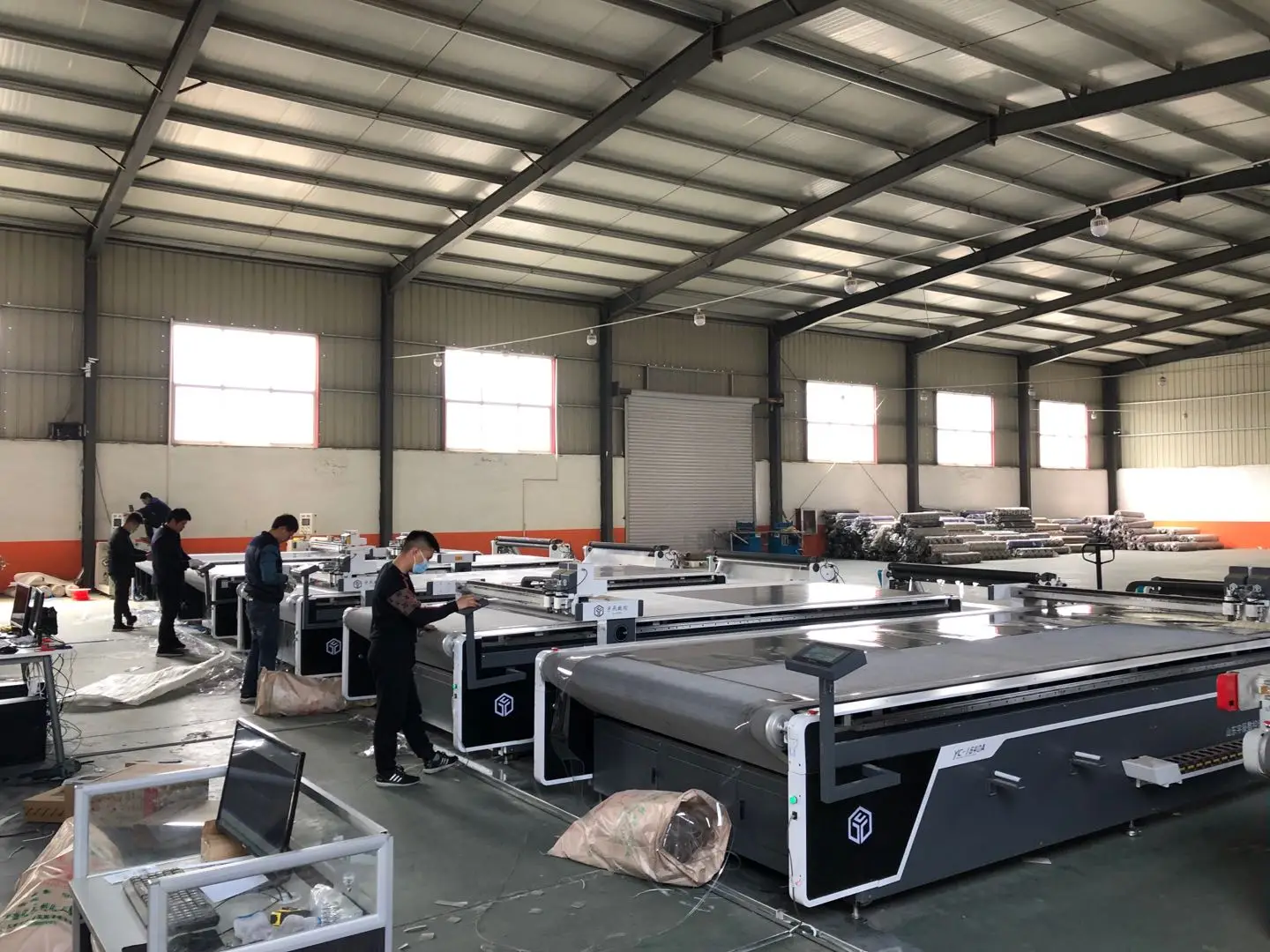 Распродажа осциллирующая машина для резки пены от Yuchen CNC по хорошей