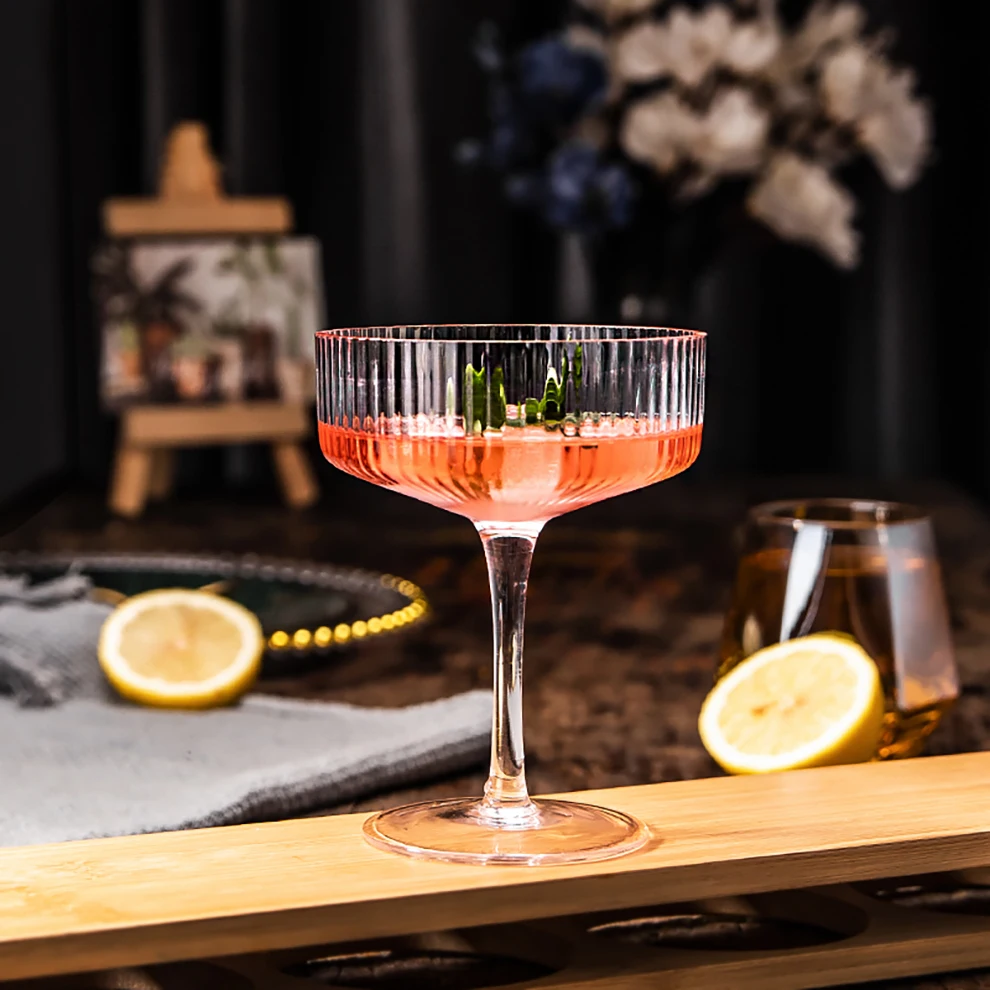 Стеклянная посуда в стиле Инс кейтеринга без свинца для ночного клуба с вертикальными полосами Коктейльная стеклянная чашка вечеринки Хрустальная десертная пудинга