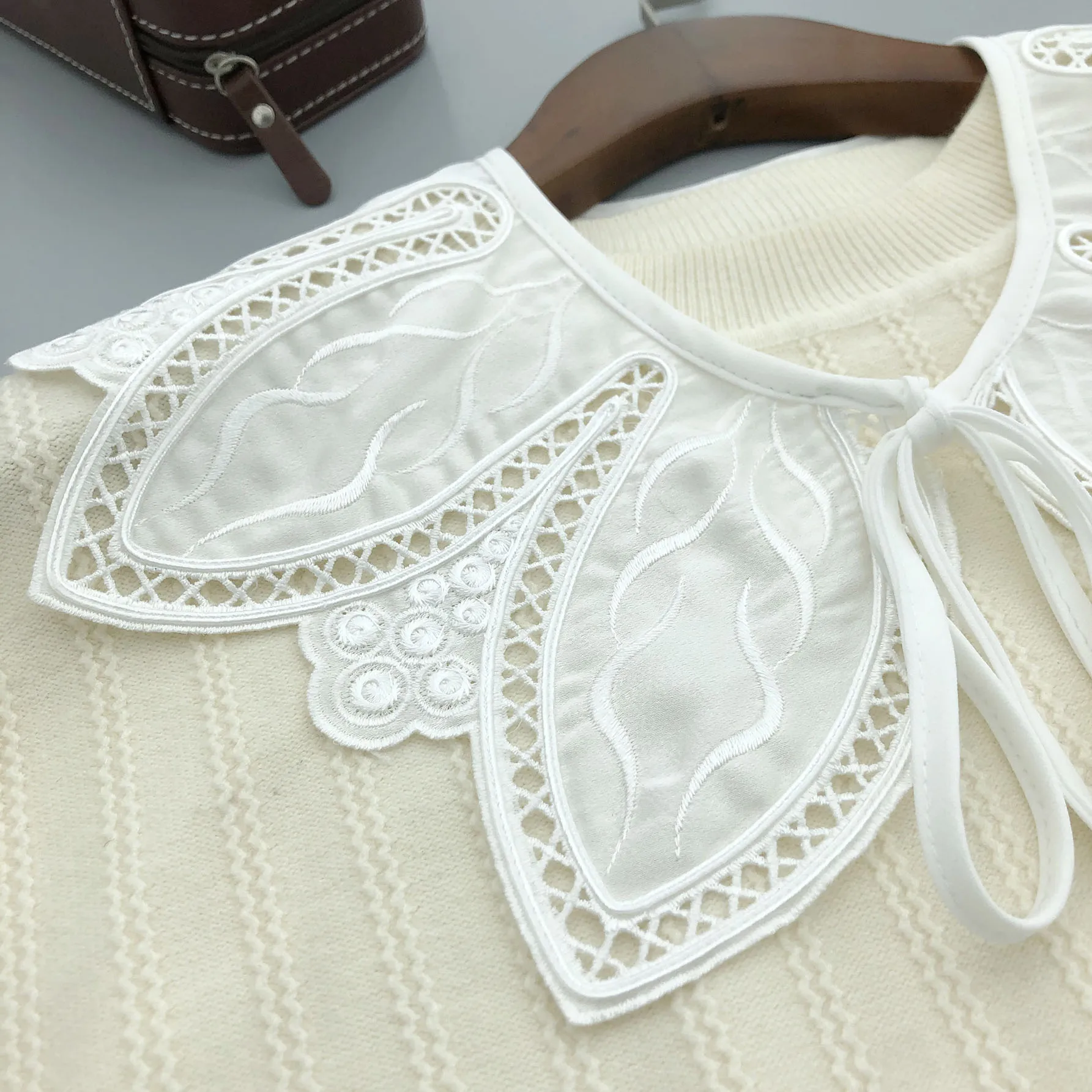 In stock promotion woman detachable fashion design embroidery fake collar