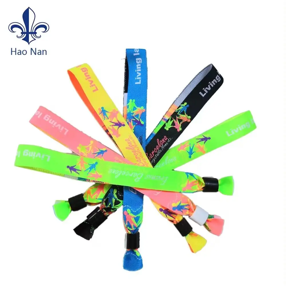 Браслет из неоновой ткани