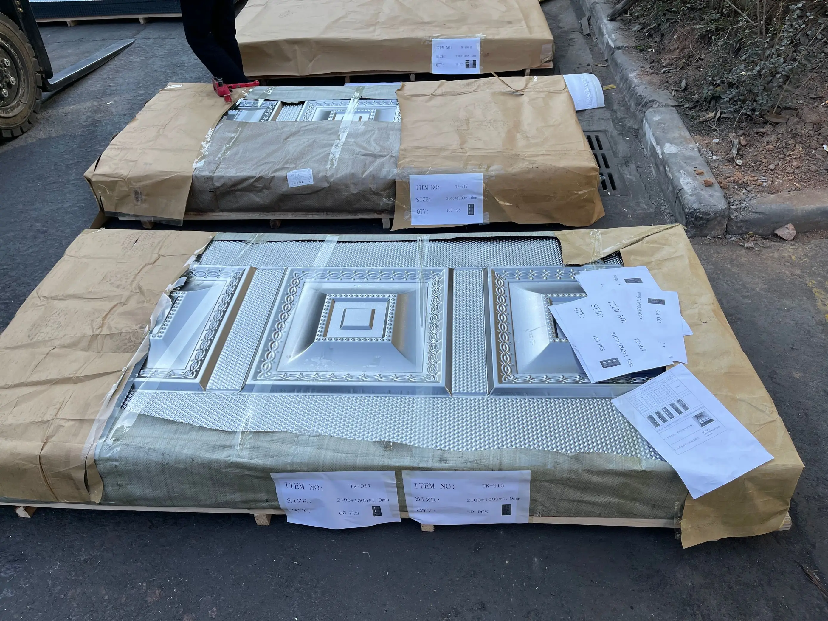 Защитная дверь из оцинкованной стали Штампованная Сталь OEM-дизайн современный лист толщиной 1 2 мм внешний 3D дизайн модели