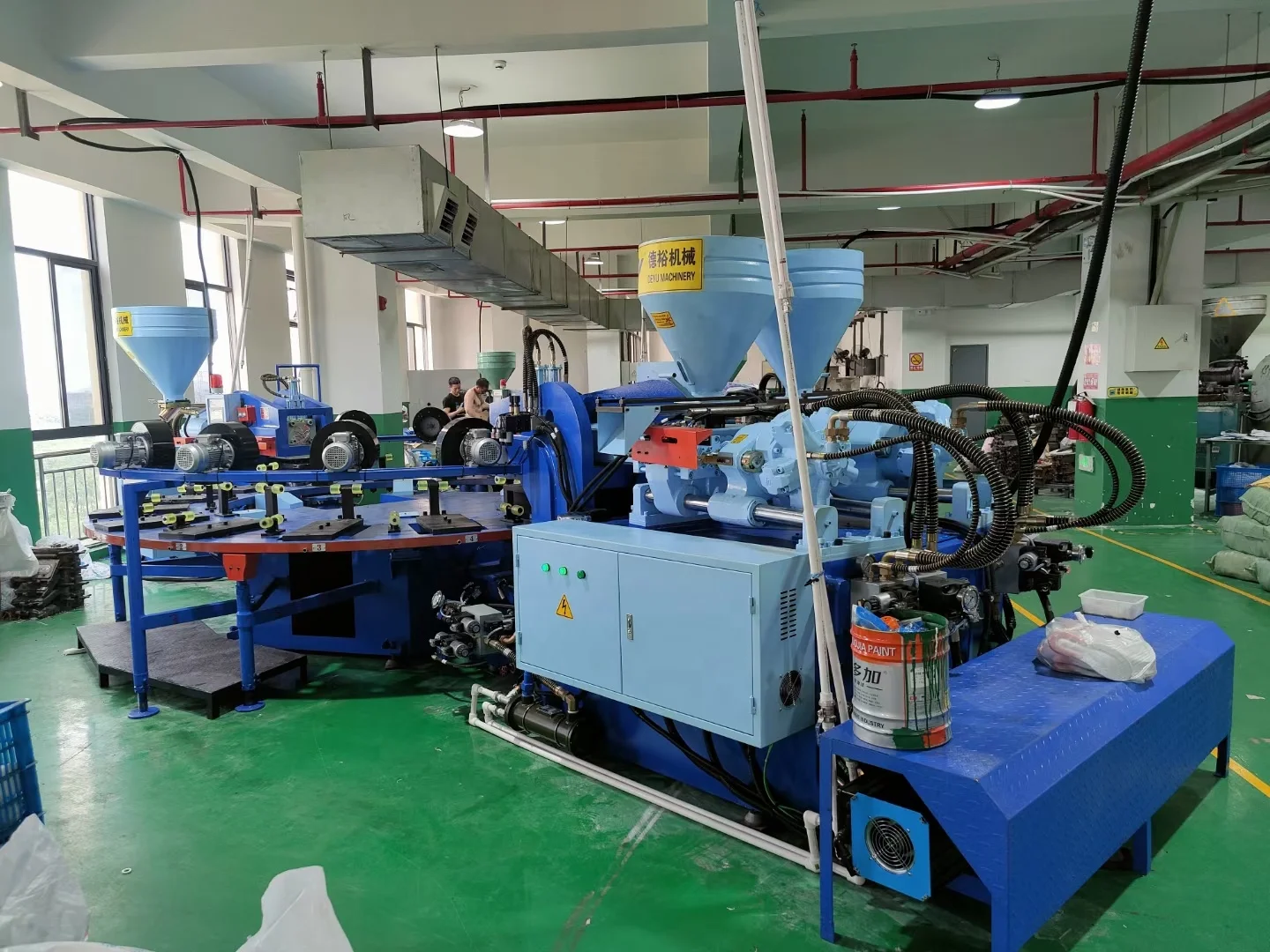 full automatic two injection head three color sole injection moulding machine