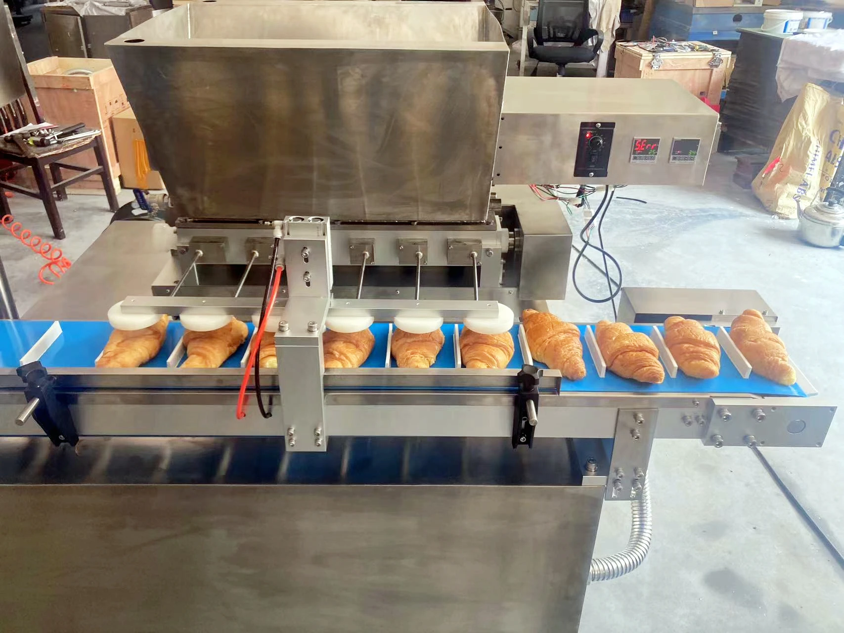 Donut Churros Puff Pastry Bread Jam Filling Machine Chocolate Injector Croissant Injection