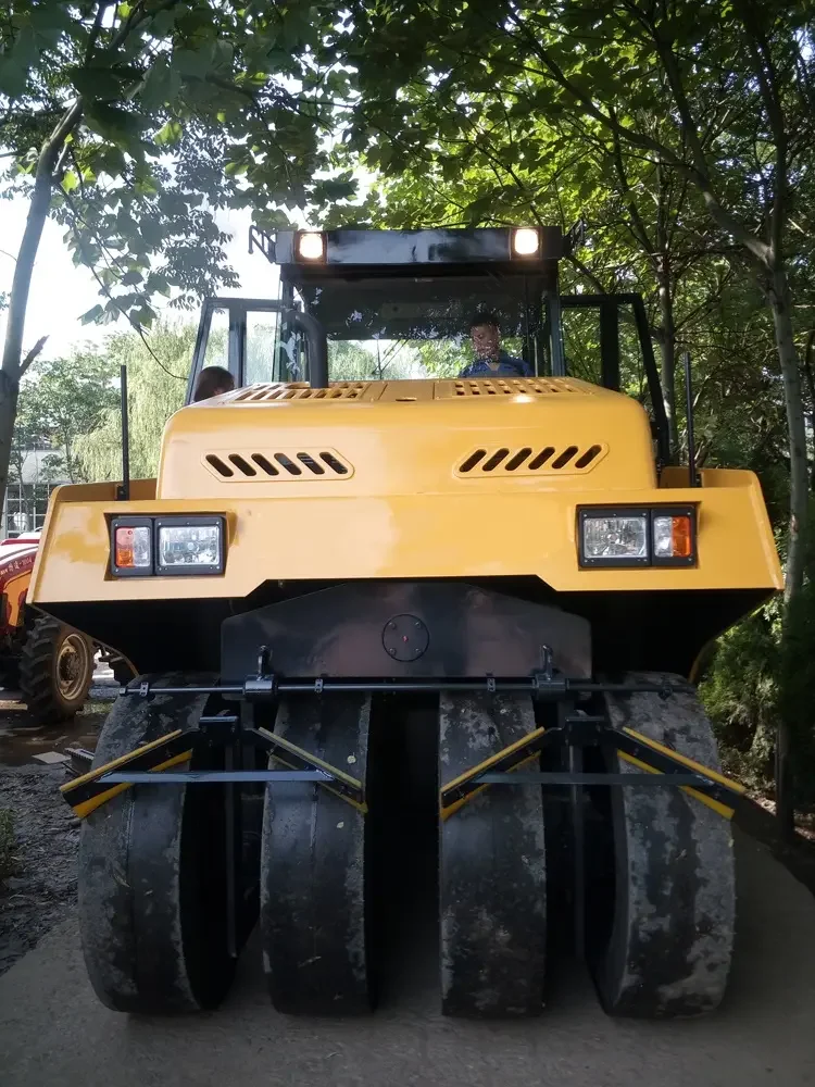 Popular Market 30ton Pneumatic Tire Road Roller Lutong Ltp2030 with 3800mm Wheel Base with Lowest Price