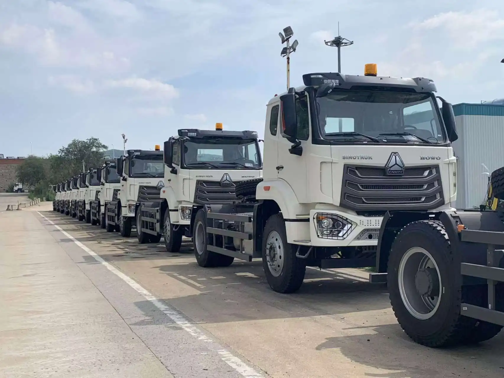 New Sinotuck Heavy Duty HOWO NX 4*2 6 Wheels Tractor Trailer Head Truck Price Weichai Engine HOHAN 4x2 Tractor Truck on sale