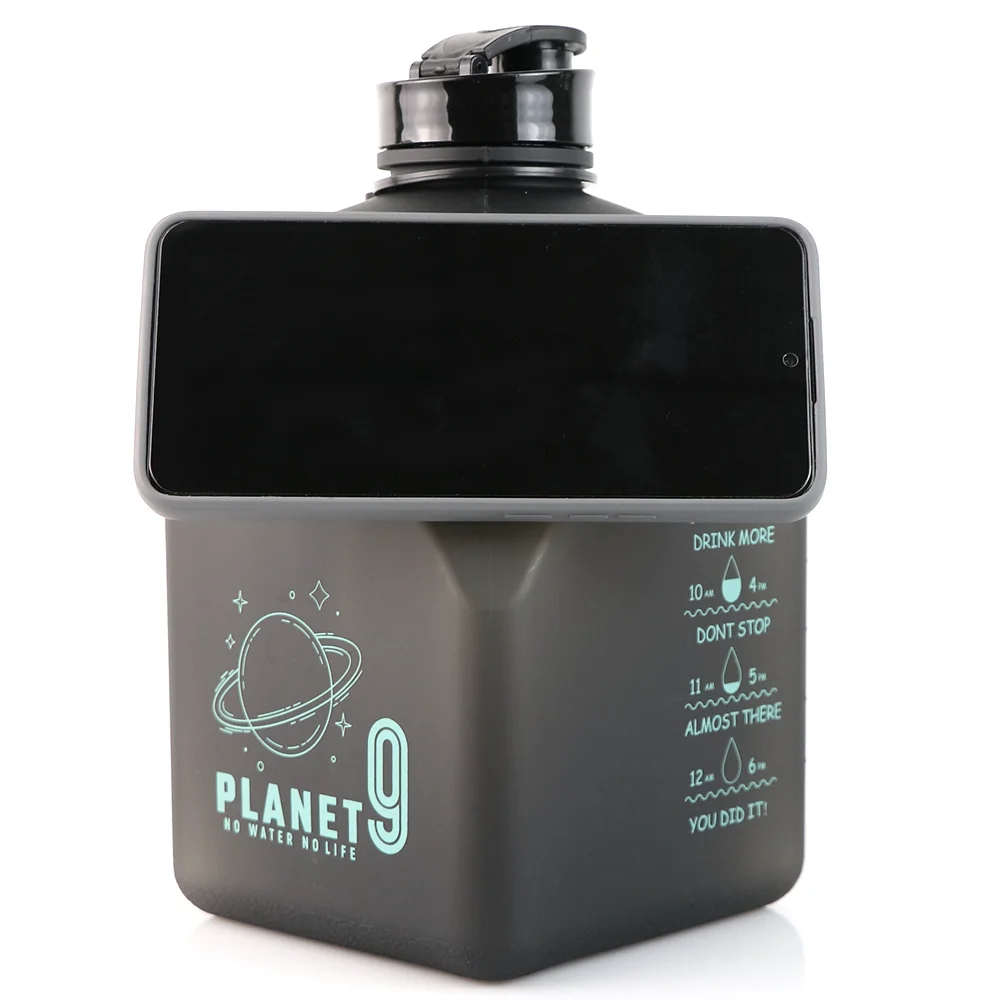 BPA Free Big Capacity 2.7l Eco-frindly Plastic Fitness Sports Square Water Bottle 108oz With Magnet for Phone Two Lids Jug