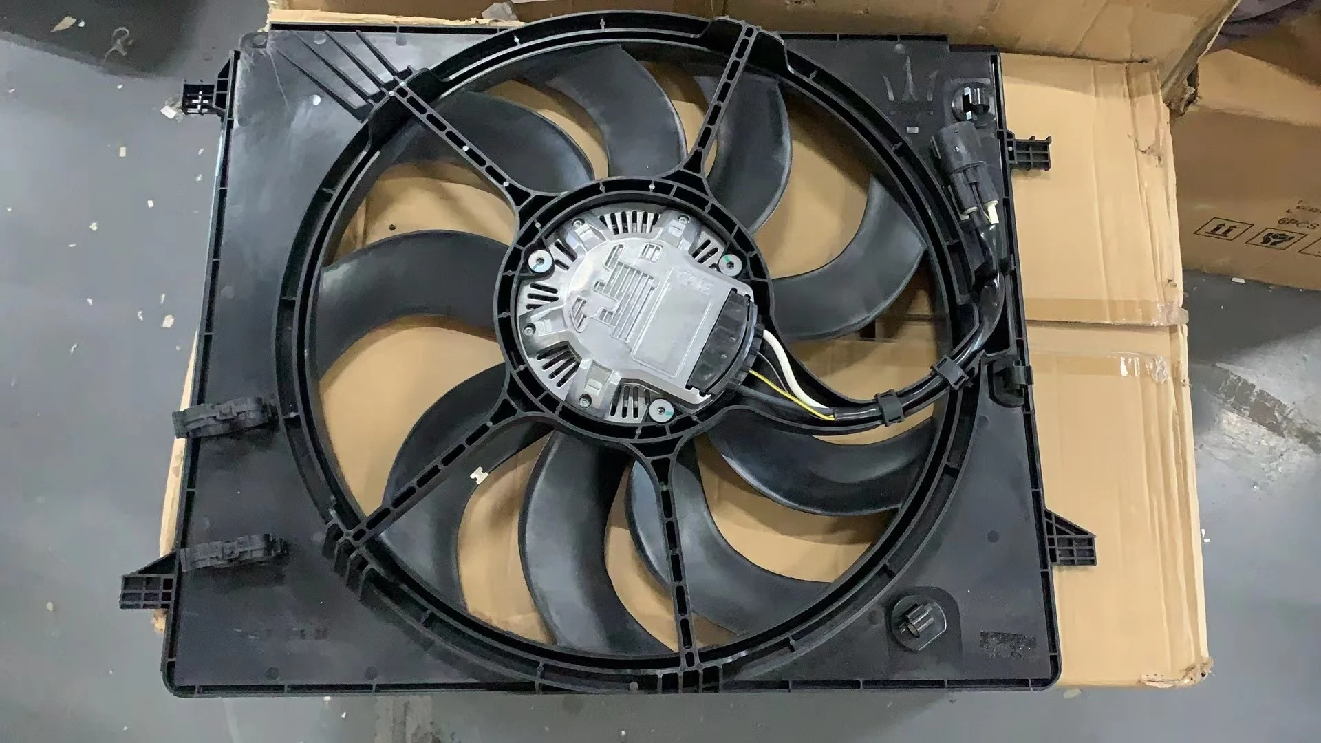 electronic fan, radiator fan For Maserati Ghibli, Levante, Quattroporte 670107328