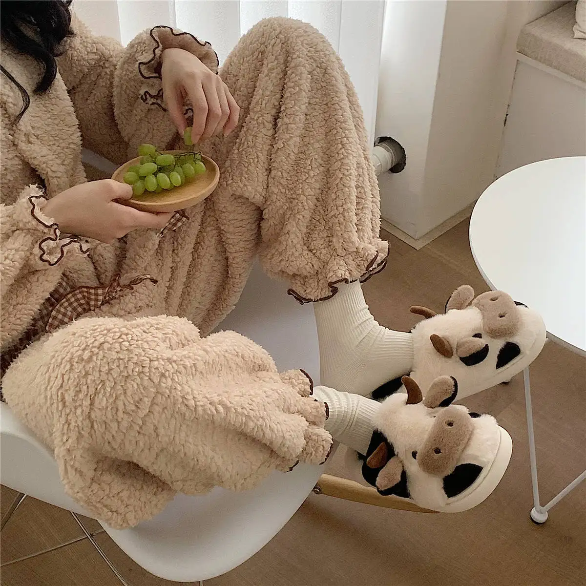 New Design Winter Soft Plush Cartoon Milk Cow Slippers Unisex Cute Winter Warm Indoor Home Animal Cow Slippers