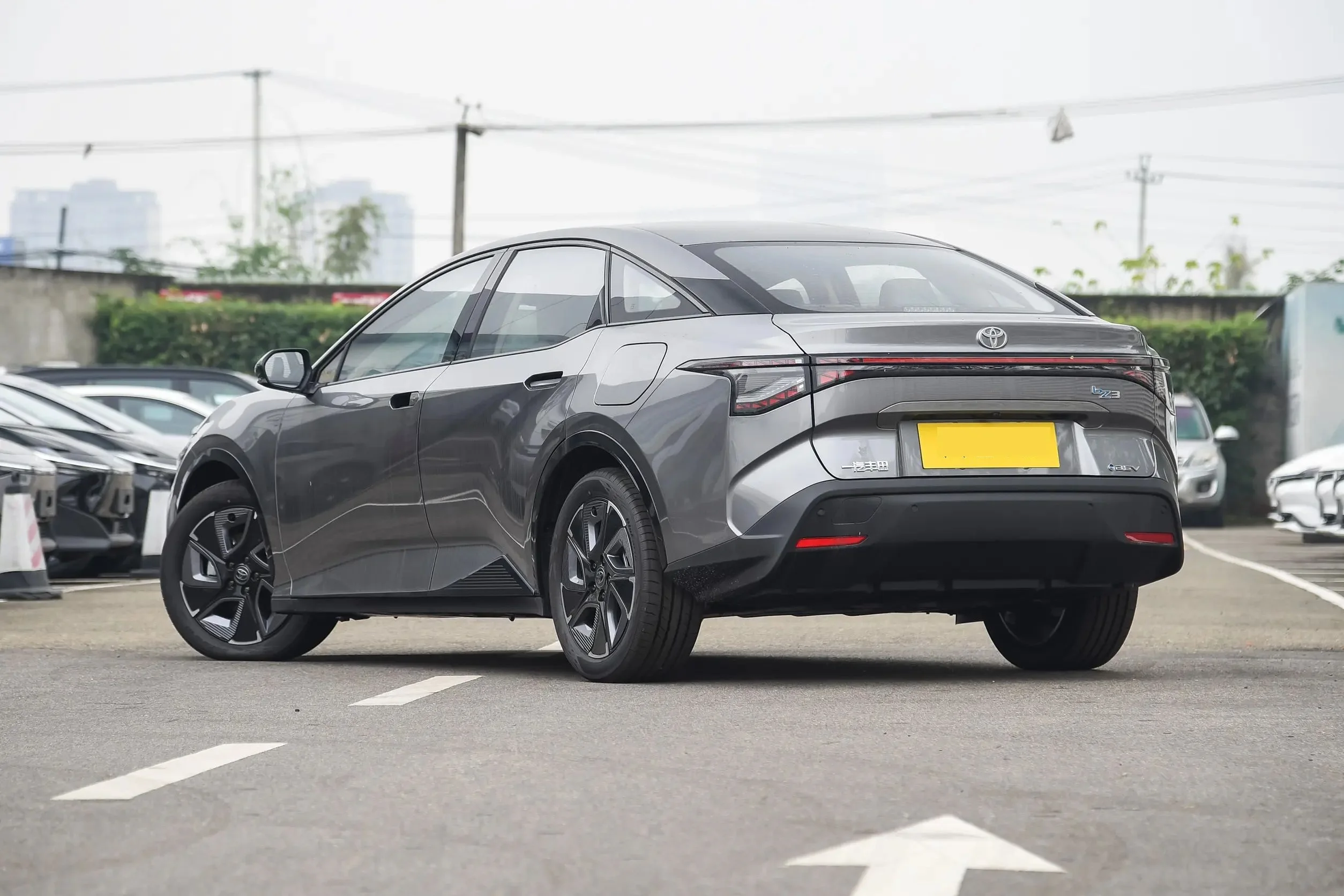 Toyo ta Bz3 Electric Sedan Elite PRO with 517 km Range FWD Leather Seats Sunroof and Lithium Battery