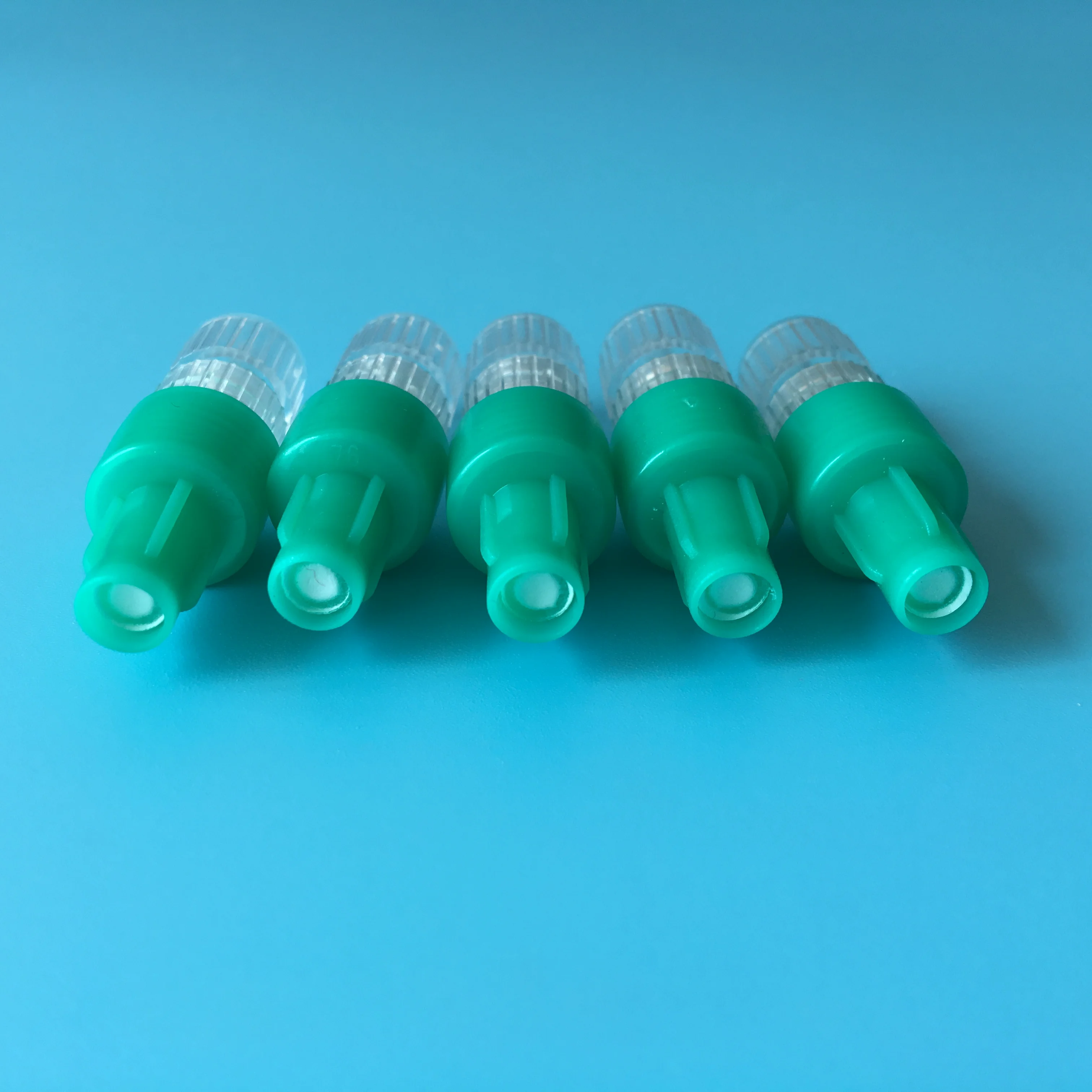 Male luer lock connector protection cap with air filter