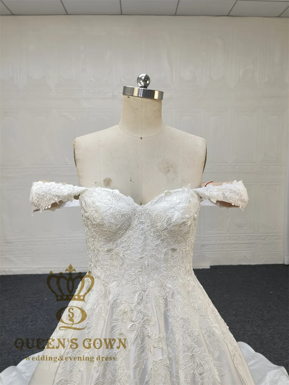 QUEENS GOWN High quality ivory satin sweetheart bridal dress elegant embroidered applique a line wedding dresses