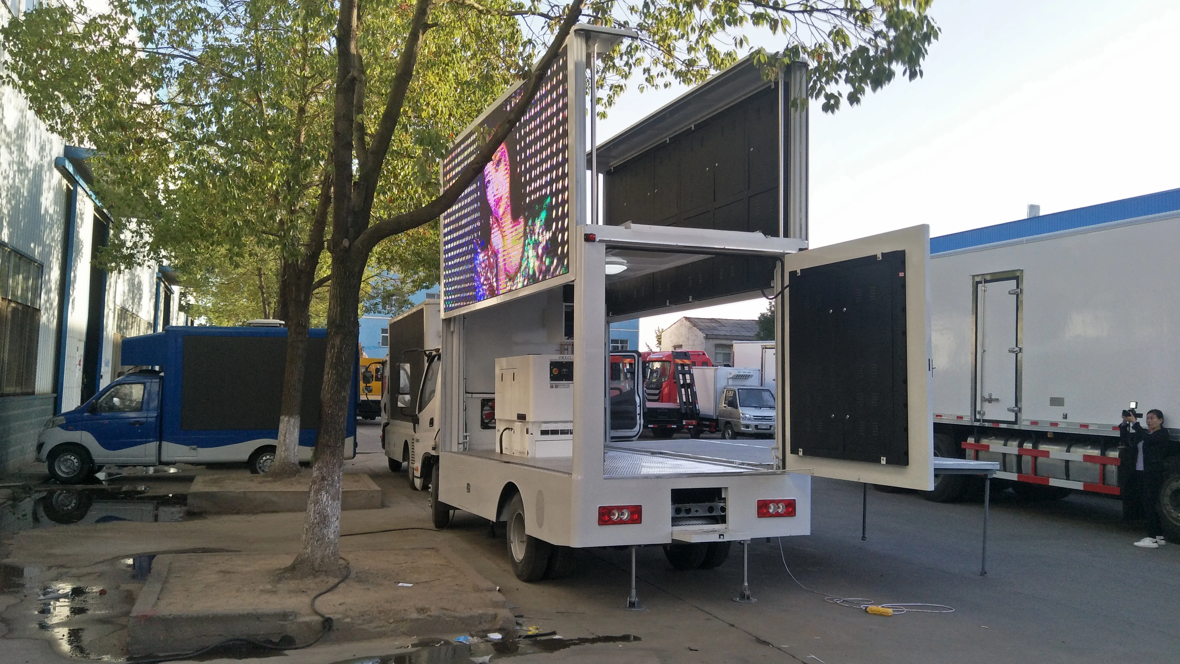 Высокое качество 4*2 116HP СВЕТОДИОДНЫЙ полноцветный рекламный грузовик Мобильные Рекламные грузовики для продажи