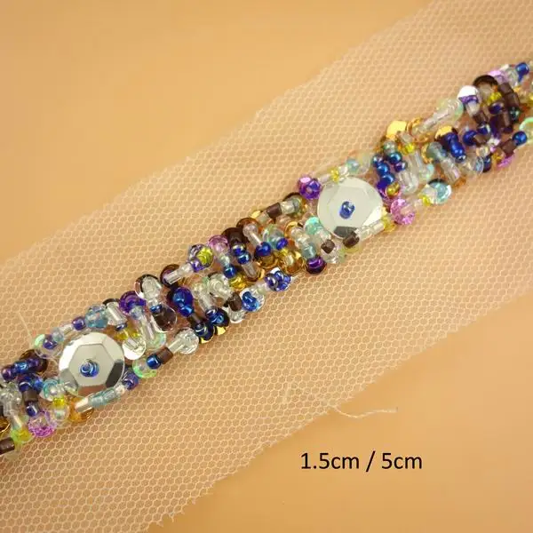 Великолепные красочные украшения из бисера на широкой сетке