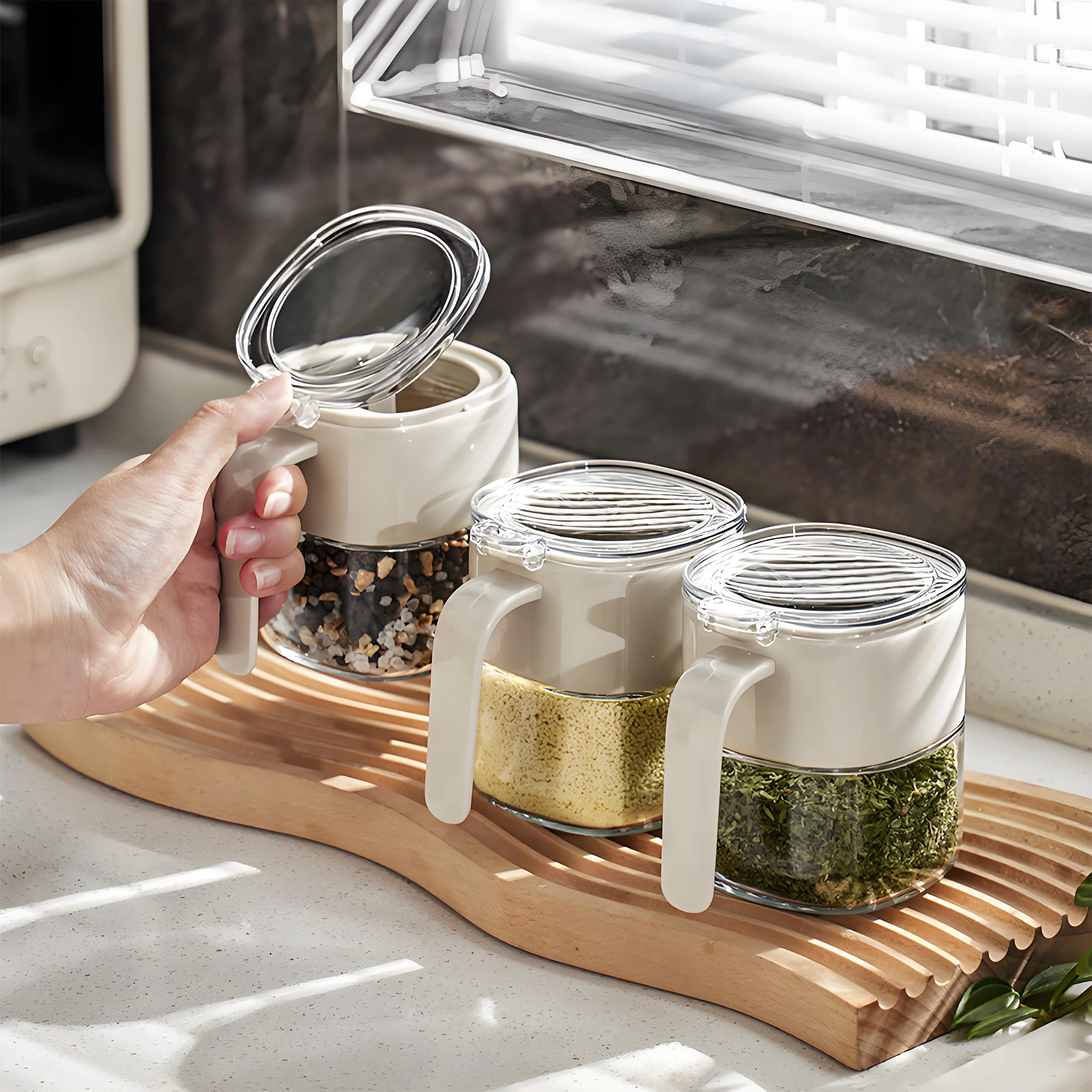 Hot Selling European Design Style Removable Plastic Glass Spice Container with Spoon for Salt Pepper Seasoning Sugar Storage