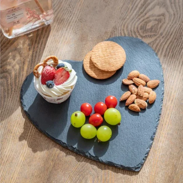 Factory wholesale kitchen tableware natural black heart shape plates stone slate board food plate serving trays
