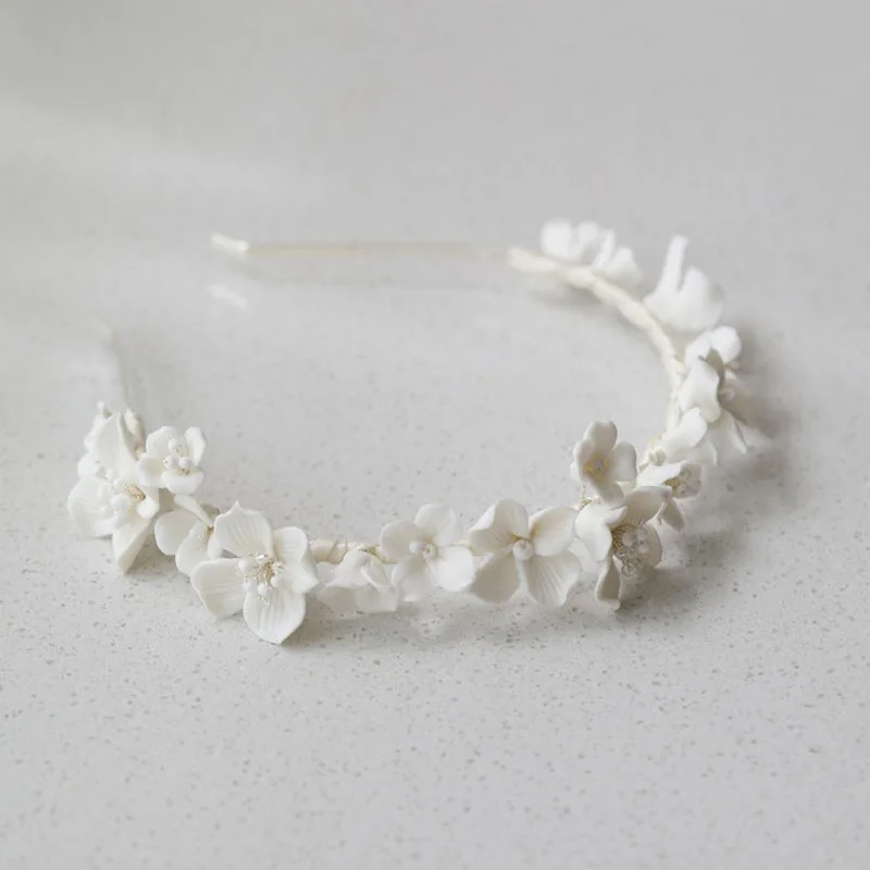 Женская тиара ручной работы SLBRIDAL, свадебная тиара с кристаллами и фарфоровым цветком, свадебная корона для подружек невесты, Ювелирное Украшение для волос