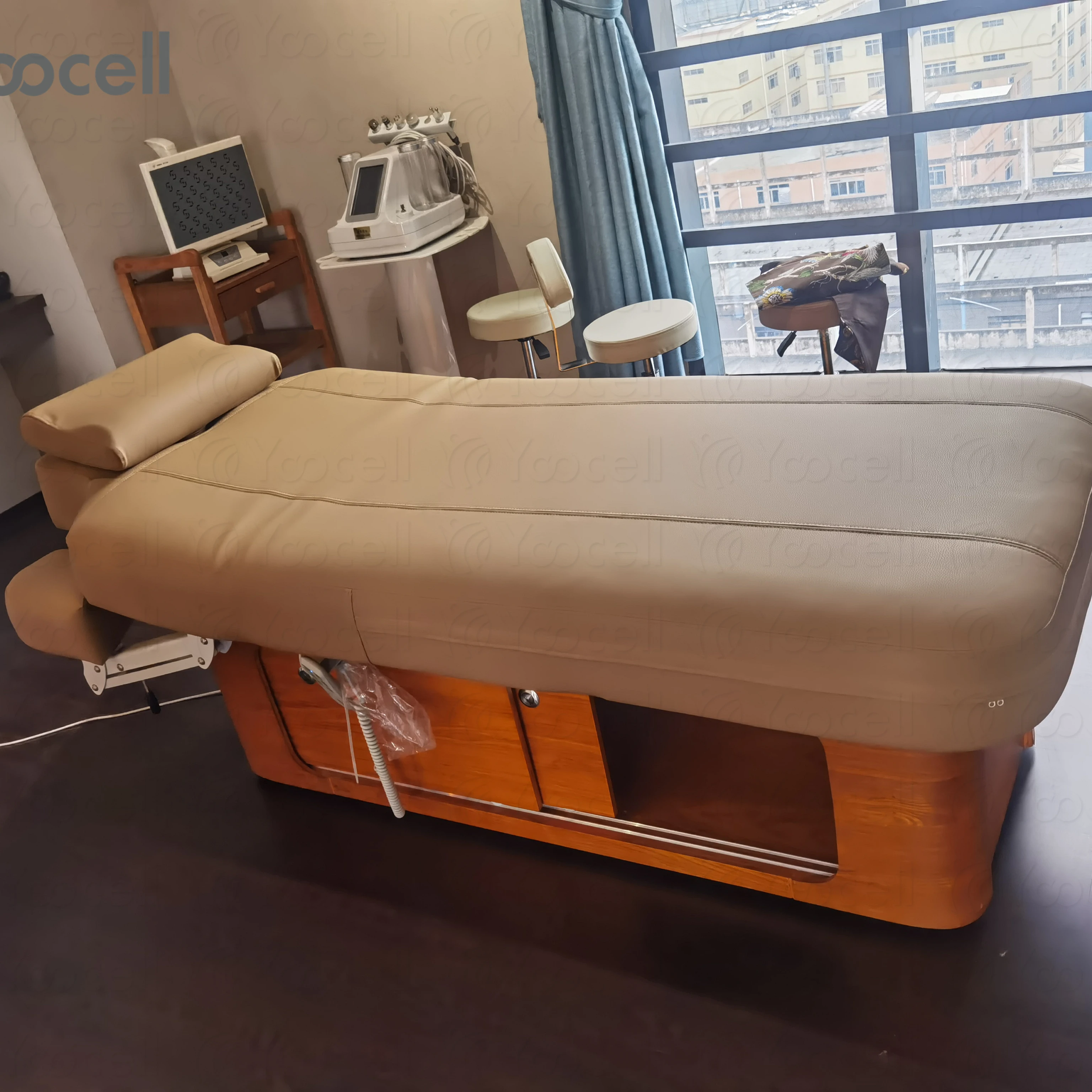 
Yoocell Elegant good quality electric massage table beauty facial bed wood color temperature adjustable luxury style 