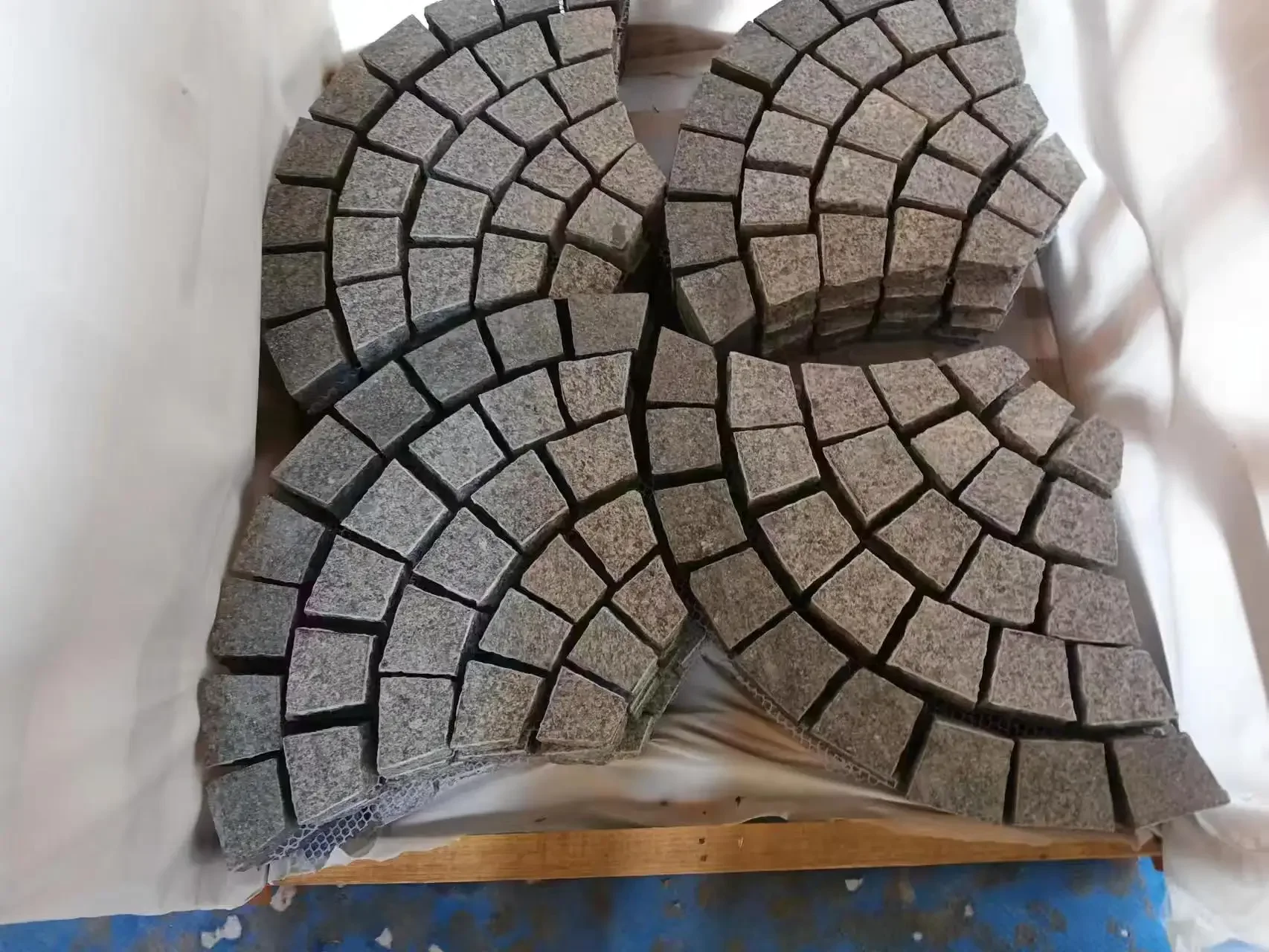 Popular Fan Shape Design Natural Flamed Face Granite Driveway Paving Stones