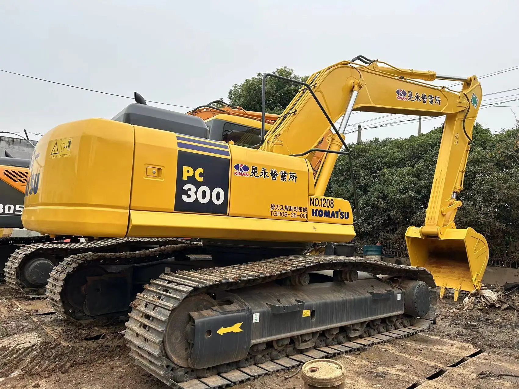 Made in Japan Japanese brand machinery Komatsu 300 used excavator Best price for sale working hours low