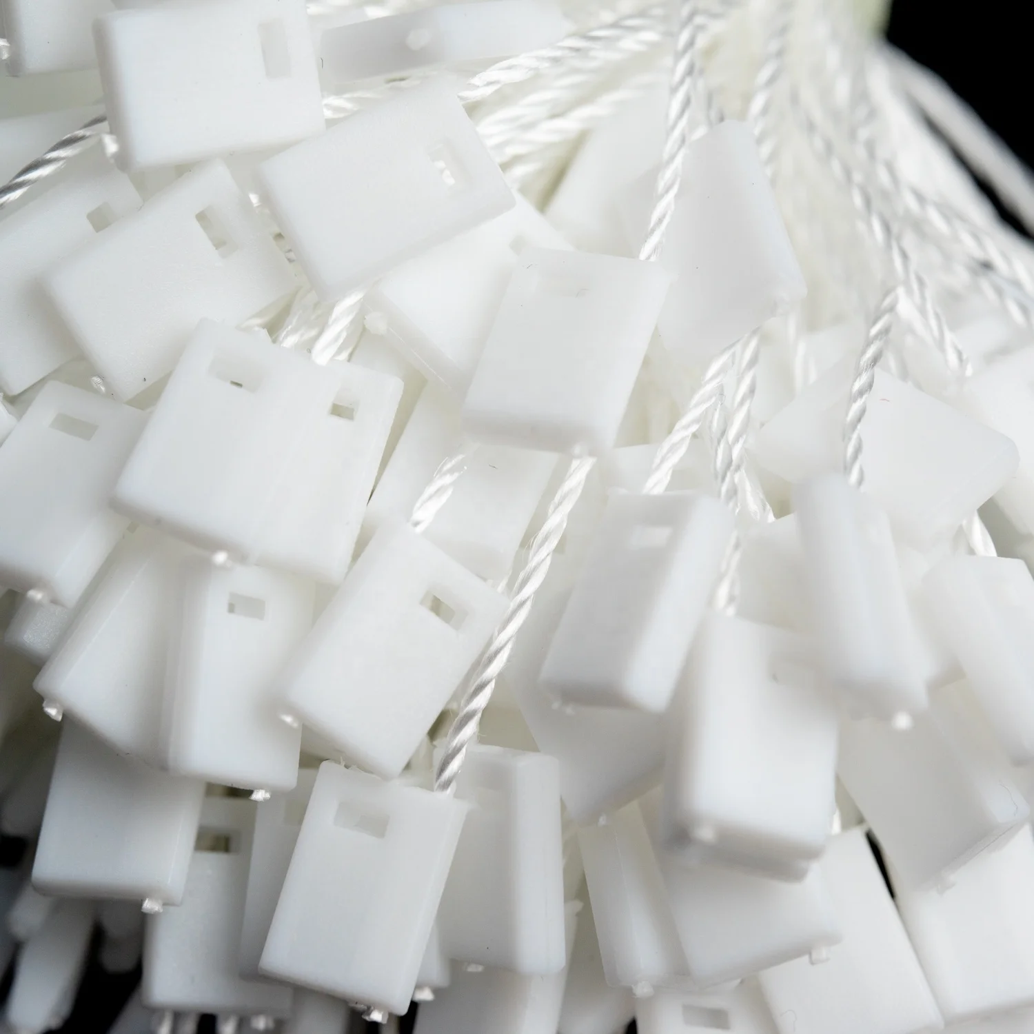 New Designer Custom Embossed Clothes String Plastic Garment Seal Cord Punch Label Clothes Hang Tag China Bags Shoes Cotton PVC