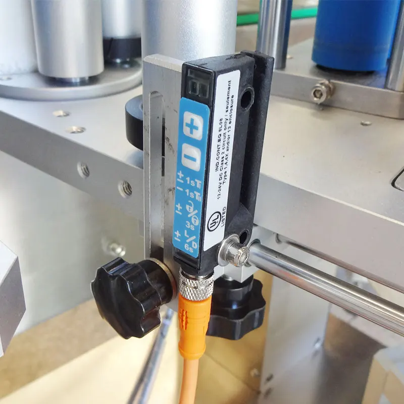 Automatic Small Round Bottle Positioning Wet Glue Sticker Labeling Machine